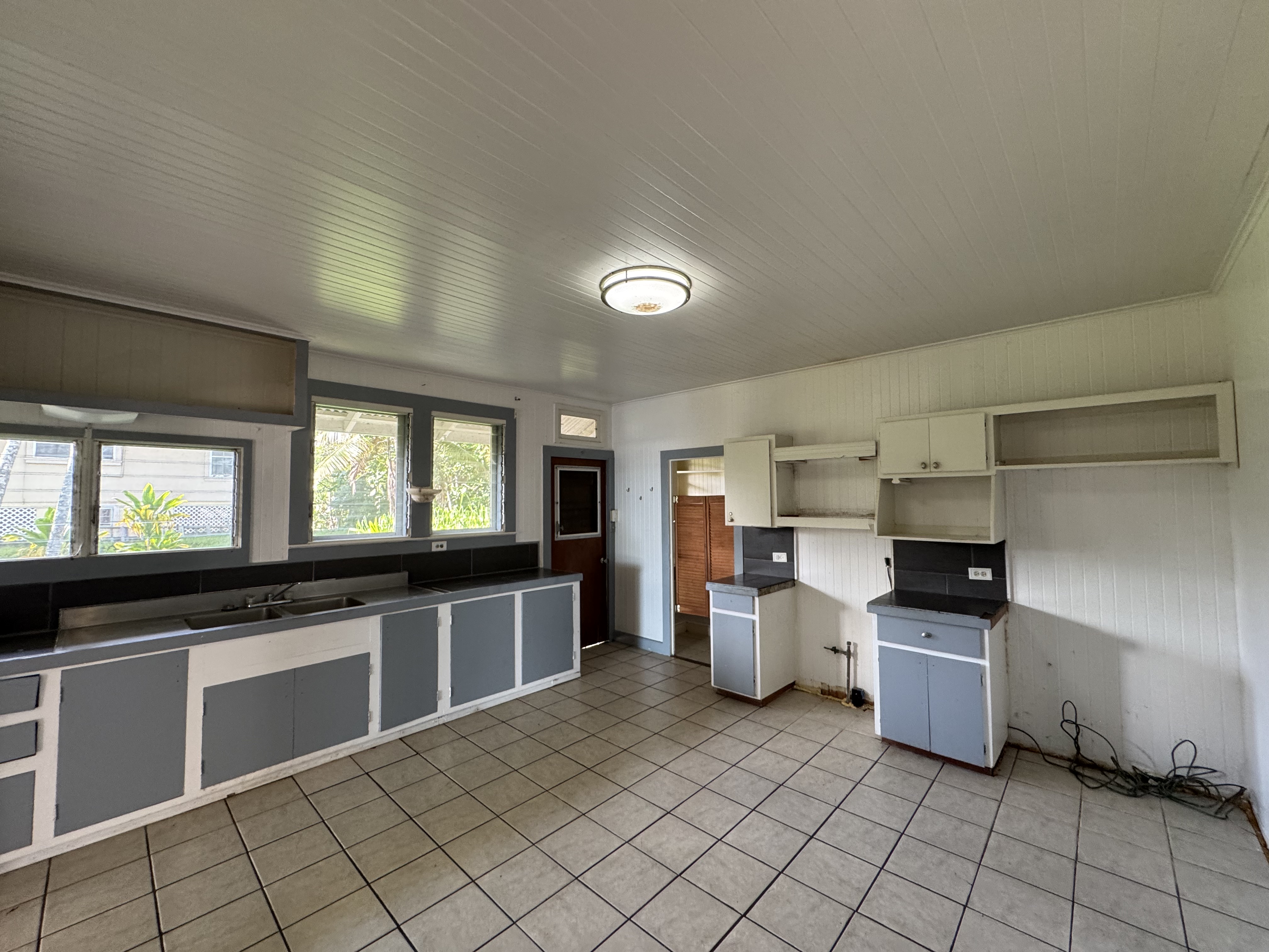 1186 Kinoole St Property Photo 8