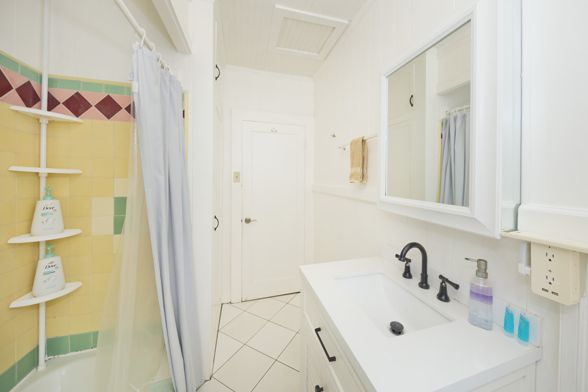 441 Mohouli St A & B Property Photo 8