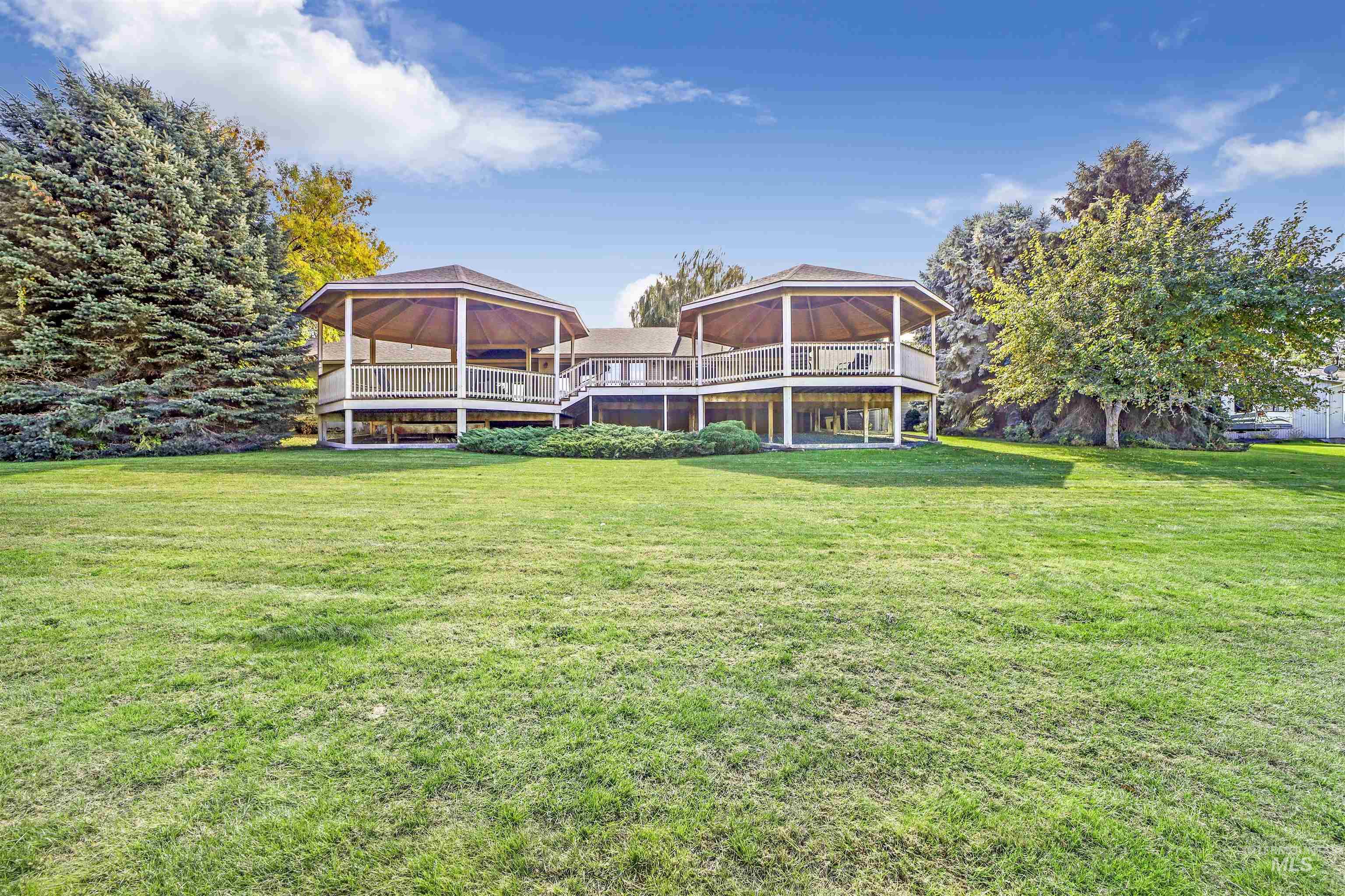 132 Country Club Ln Property Photo 4