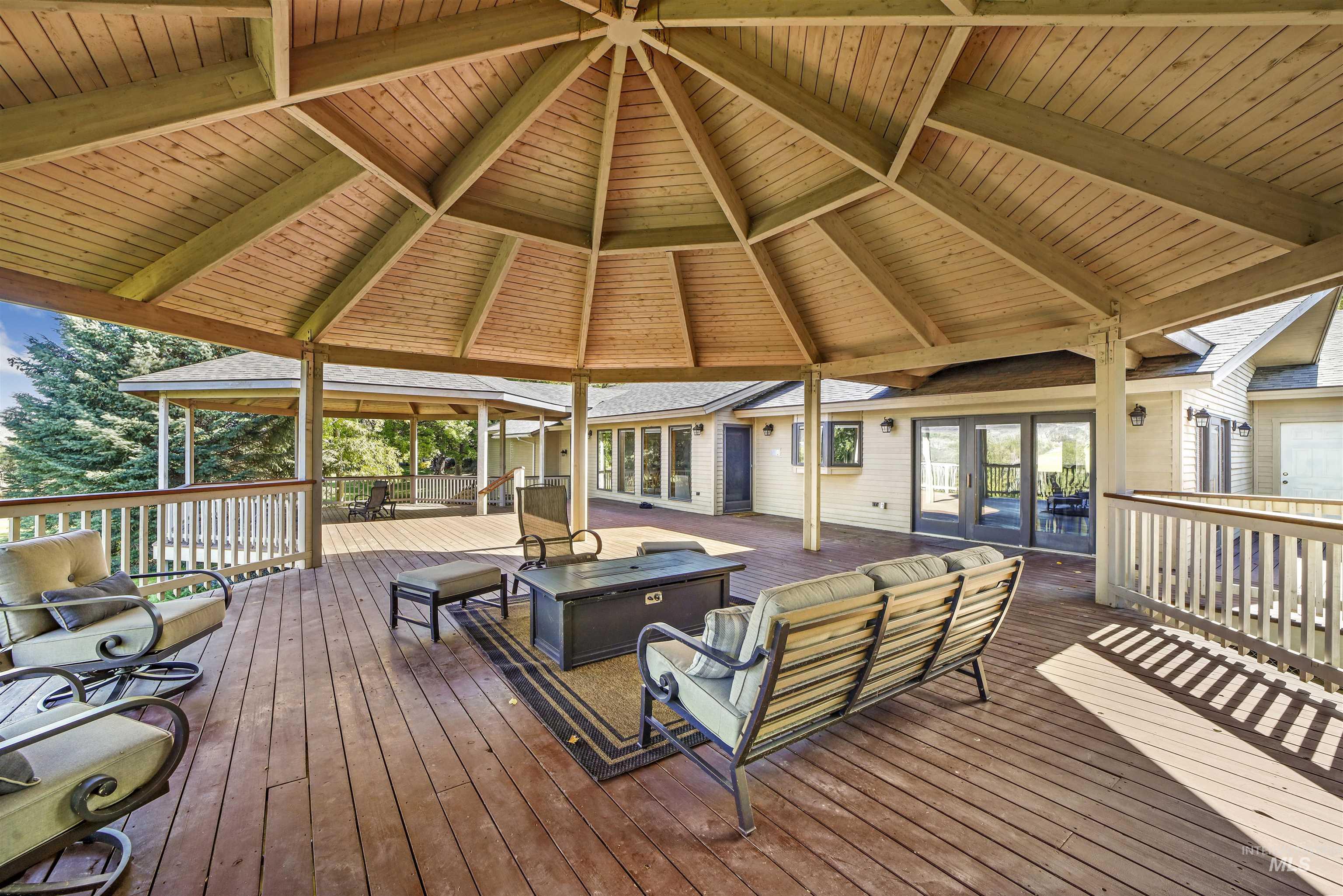 132 Country Club Ln Property Photo 8