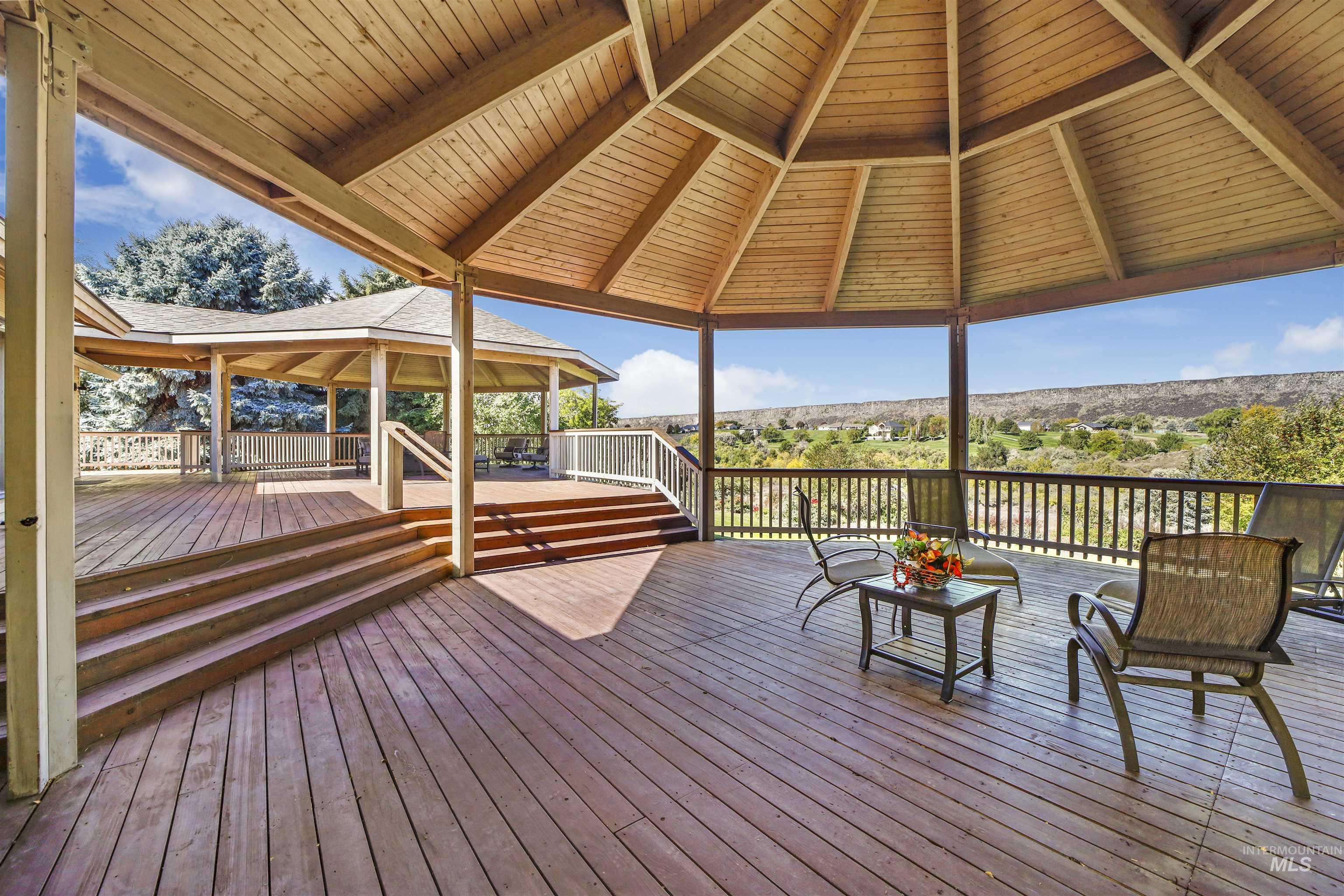 132 Country Club Ln Property Photo 9