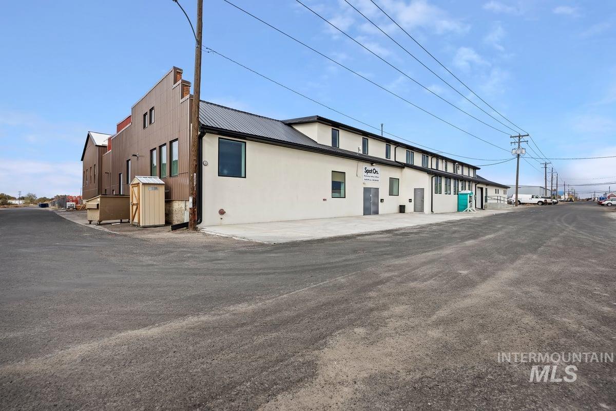 702 Fairfield St W Property Photo 1