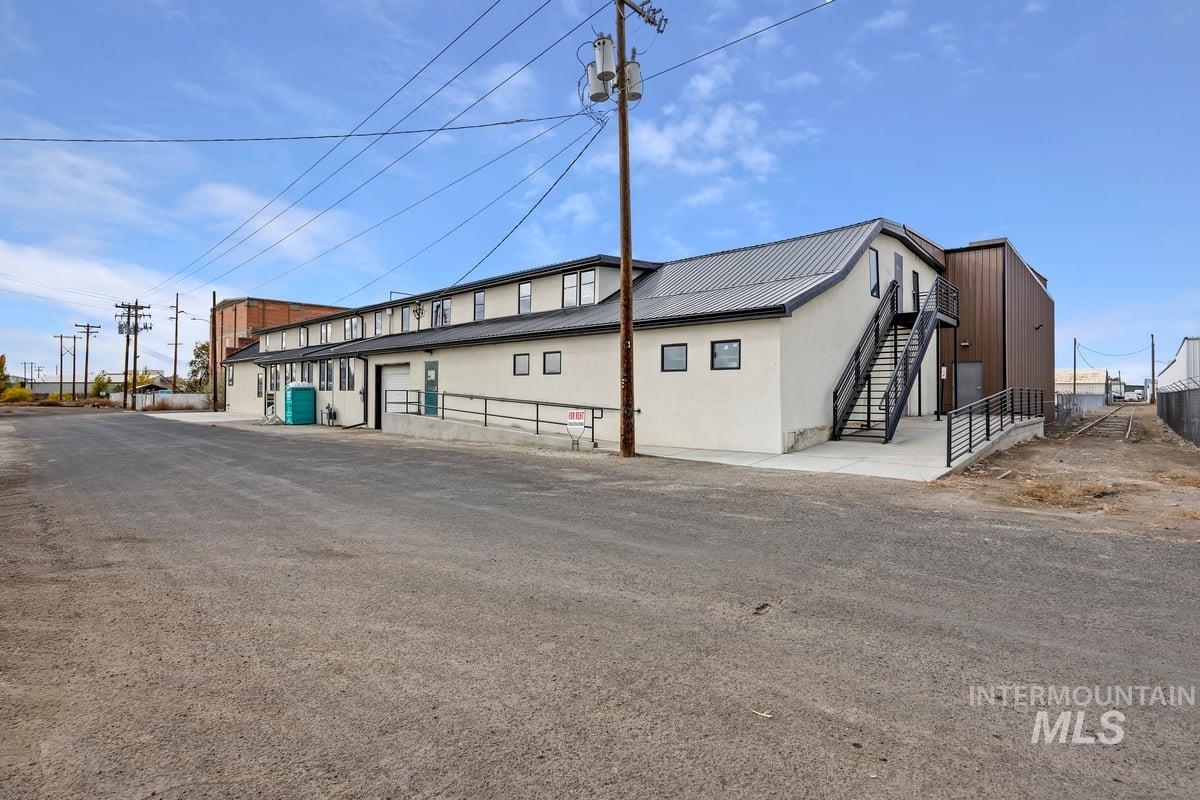 702 Fairfield St W Property Photo 3