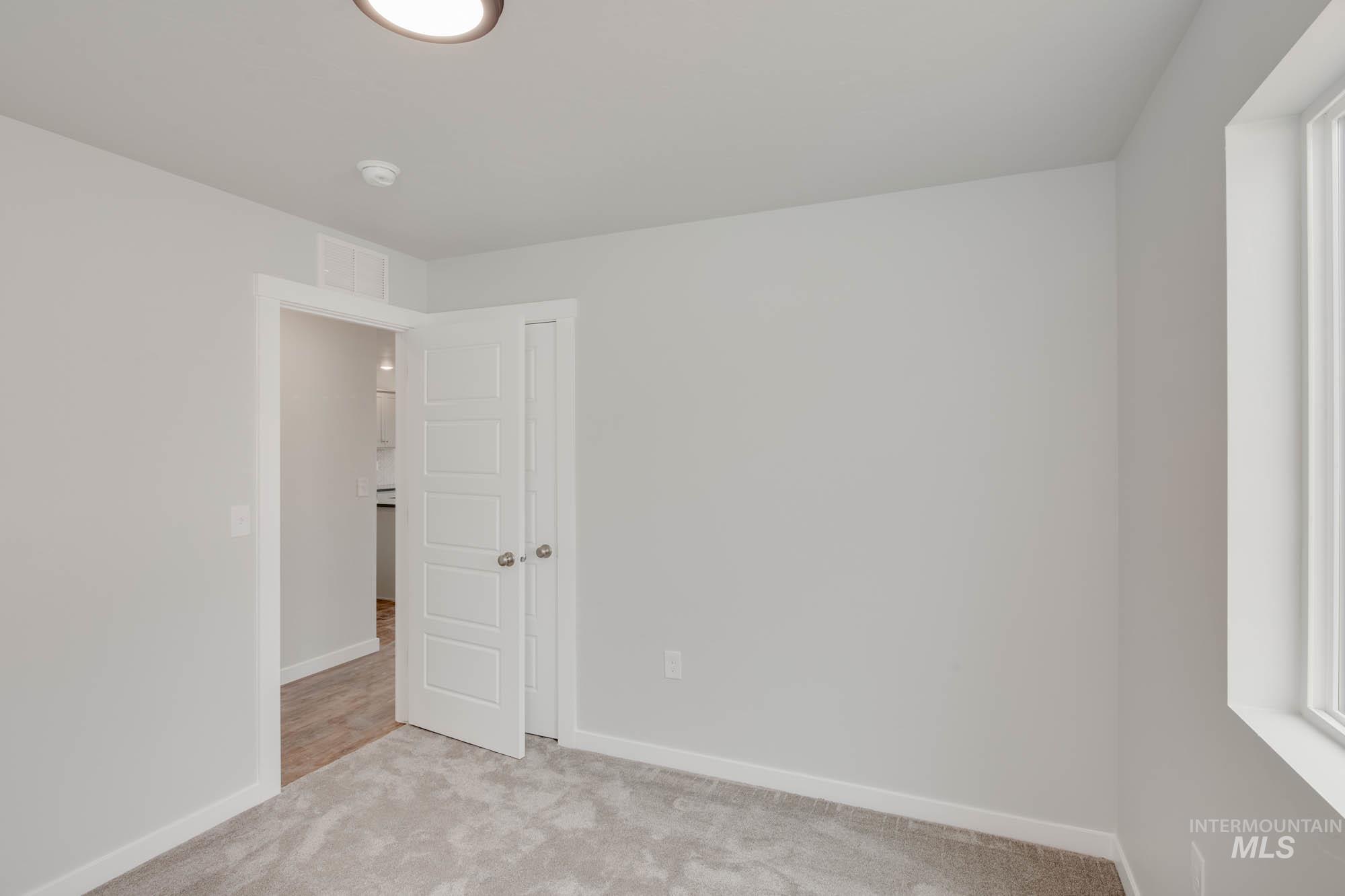 19407 James Ave Property Photo 5