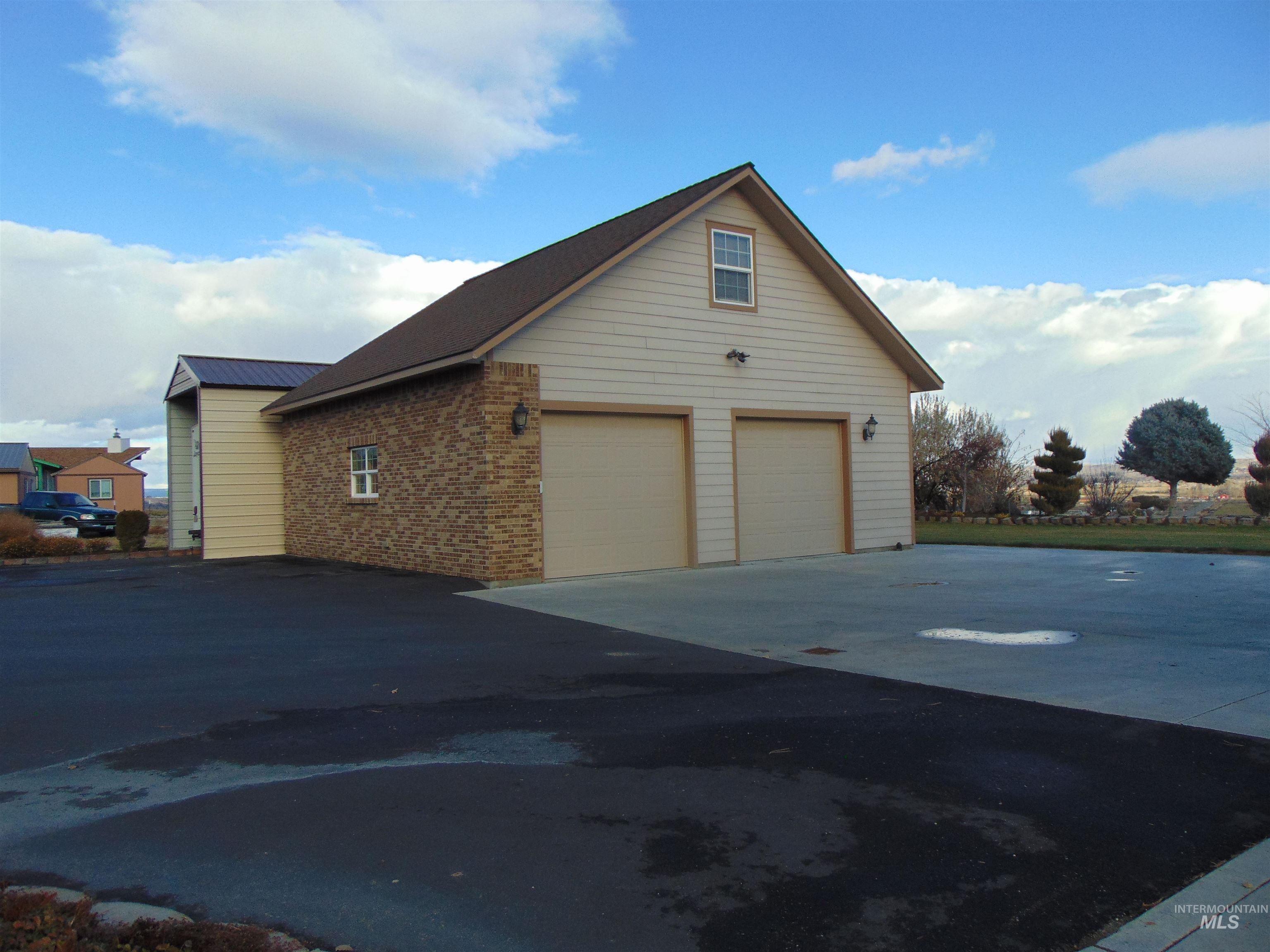 452 Thayer Dr. Property Photo 3
