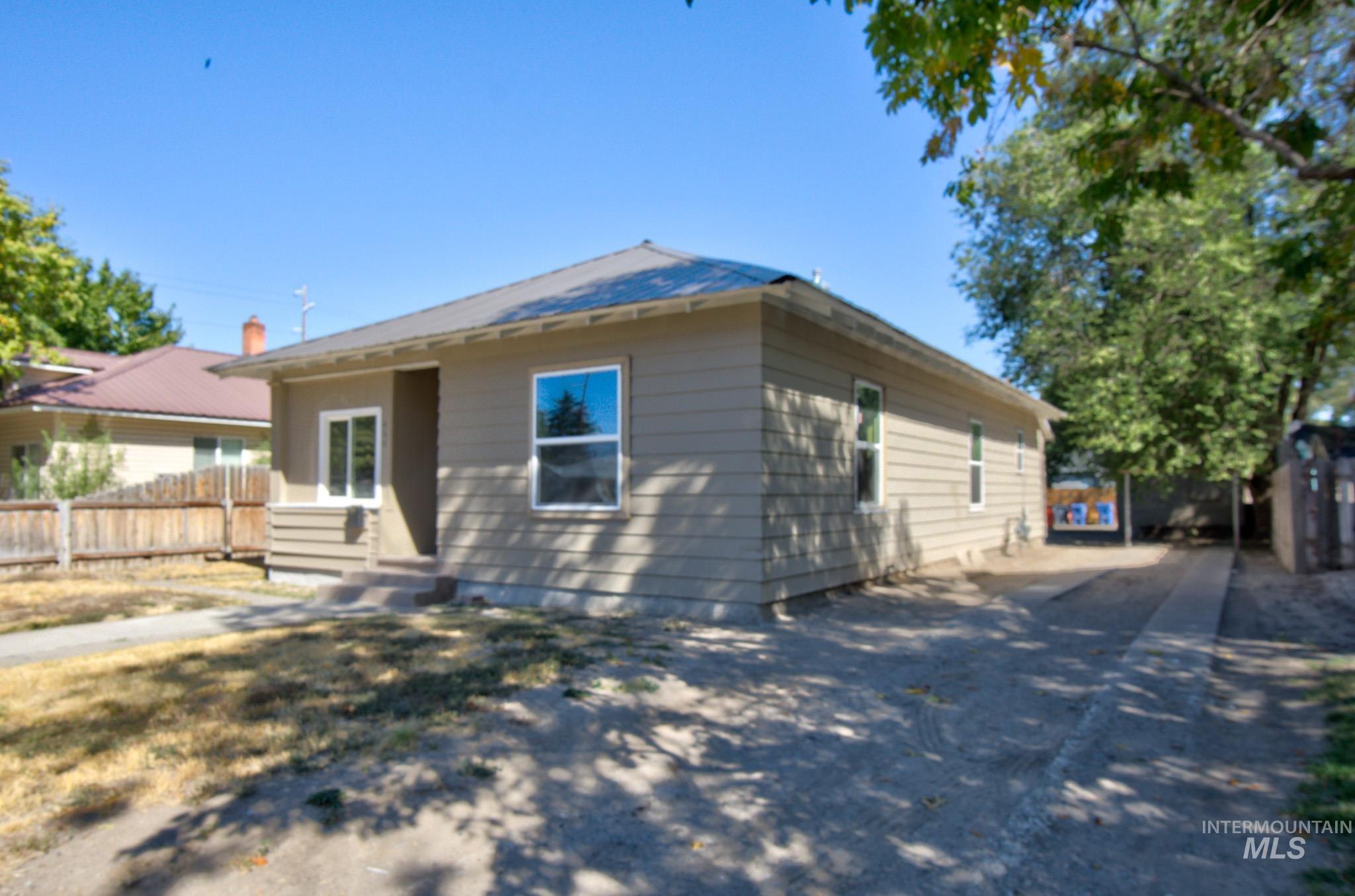 444 3rd Ave N Property Photo 1