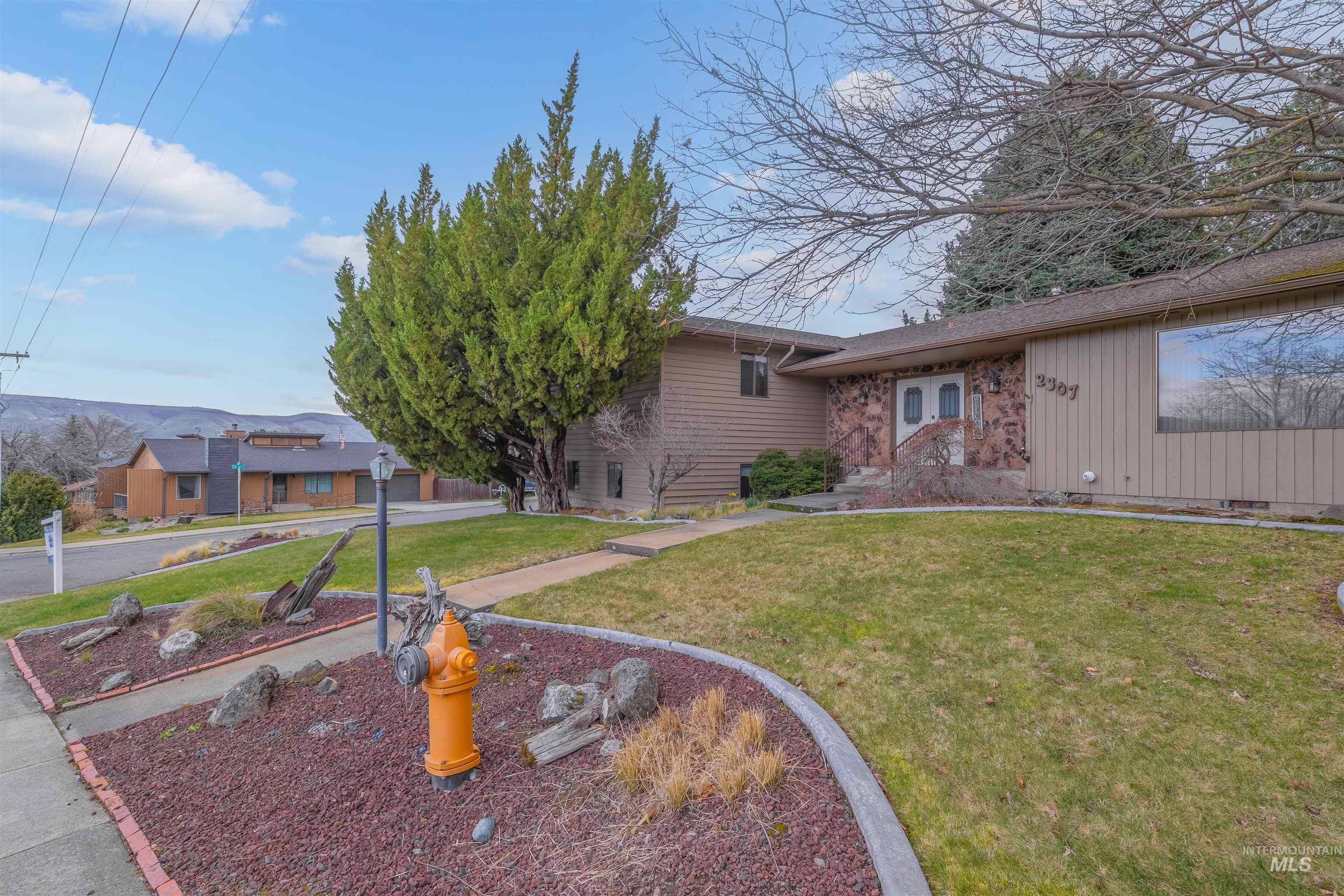 2307 14th Street Property Photo 2