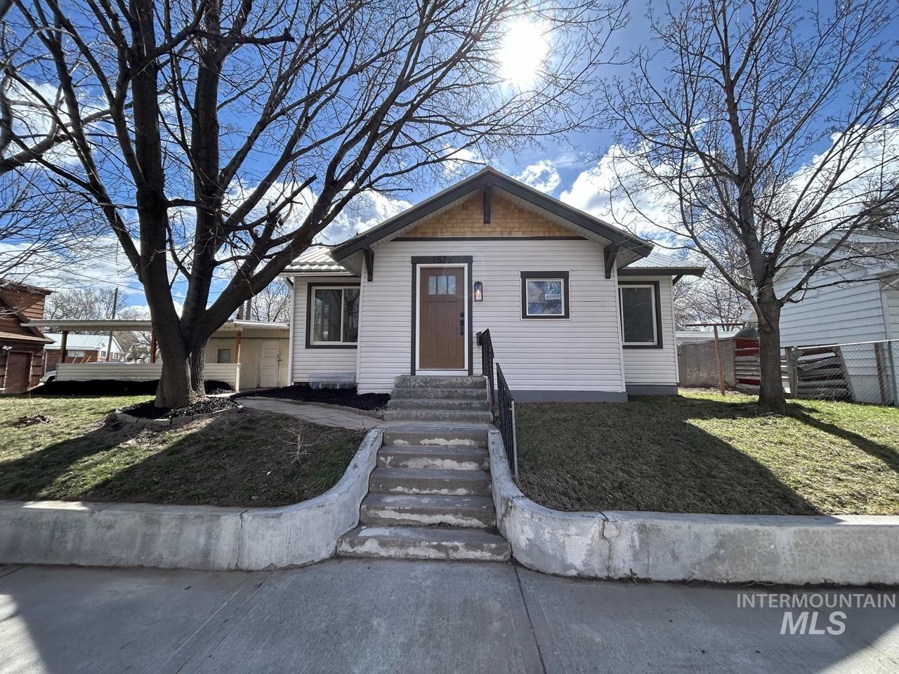 1526 Idaho Ave Property Photo 1