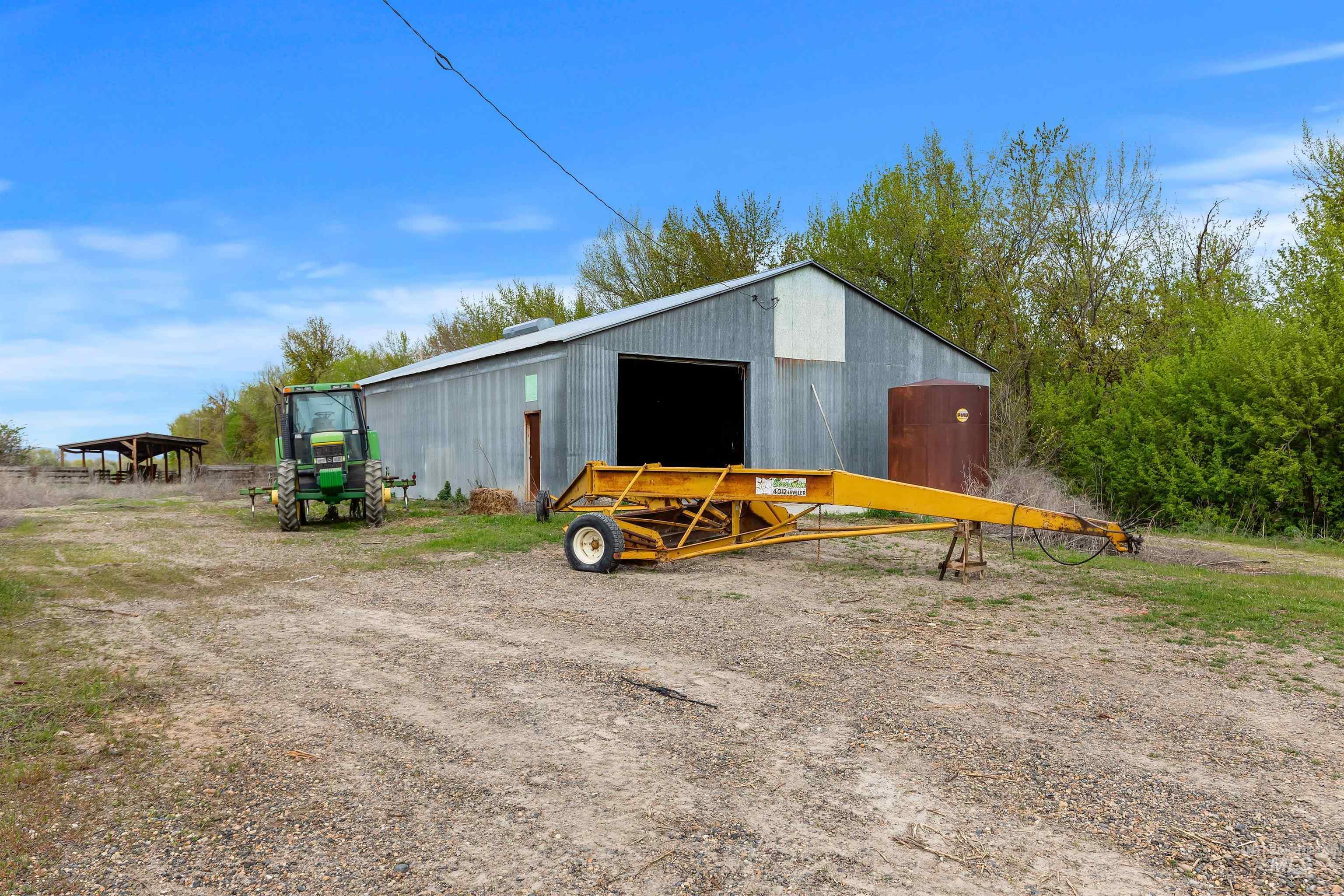 10651 N River Rd Property Photo 13