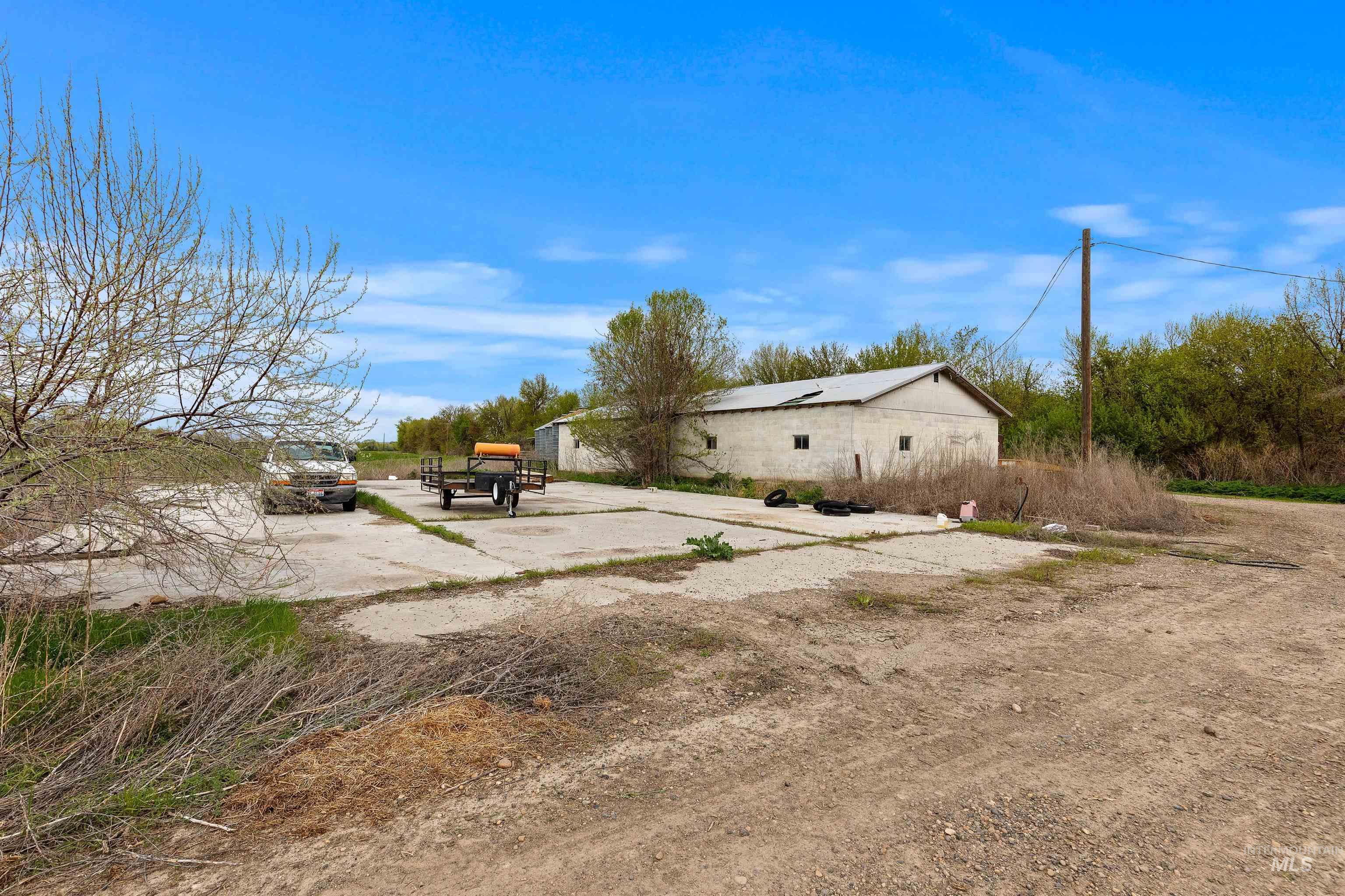 10651 N River Rd Property Photo 14