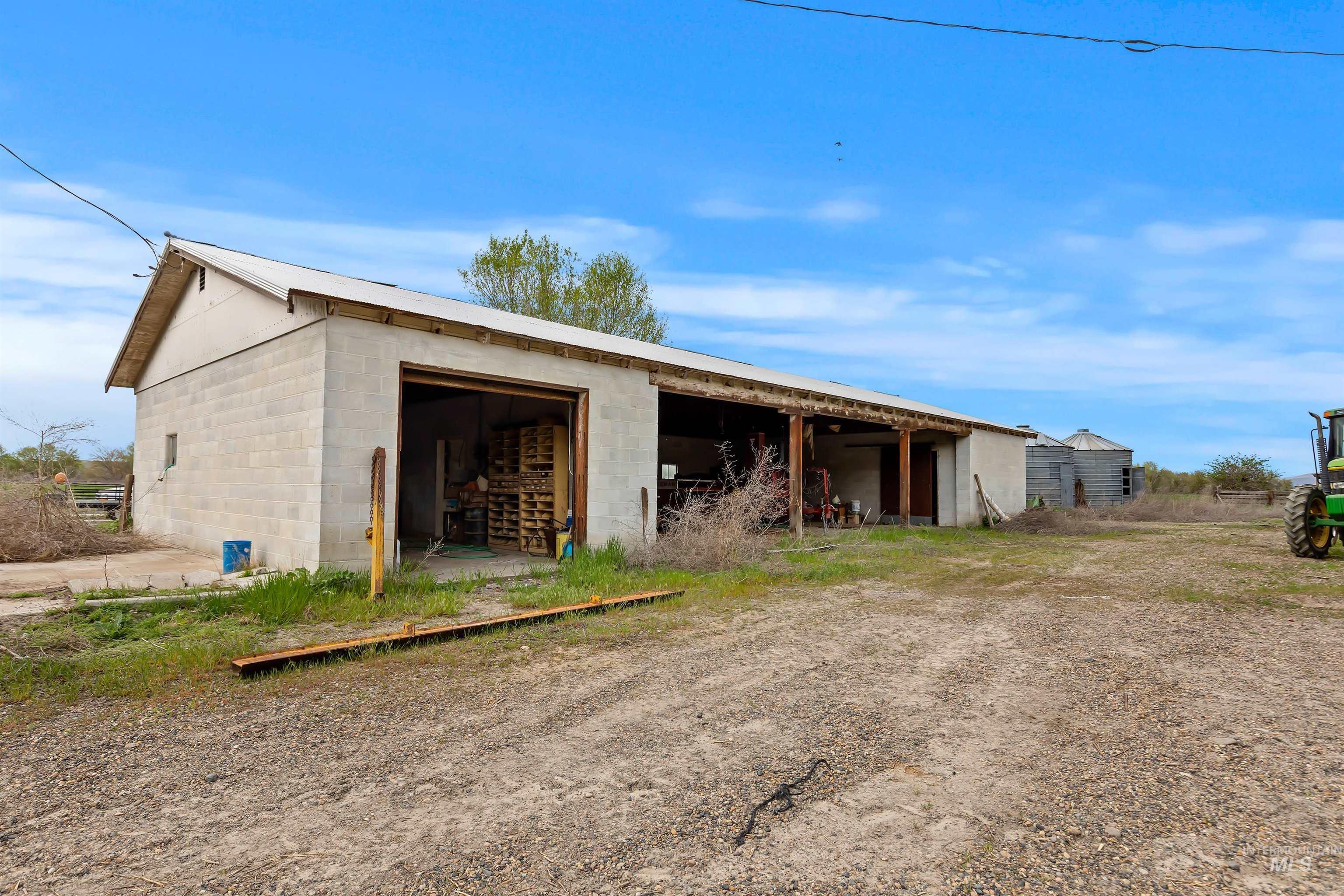 10651 N River Rd Property Photo 15