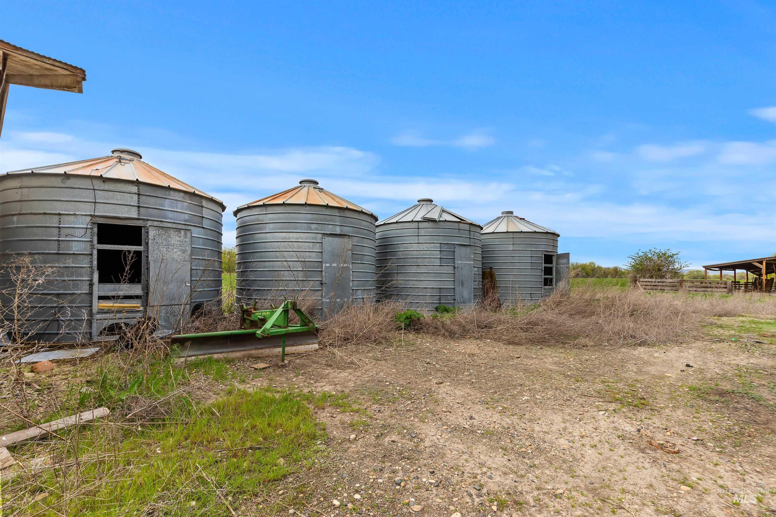 10651 N River Rd Property Photo 16
