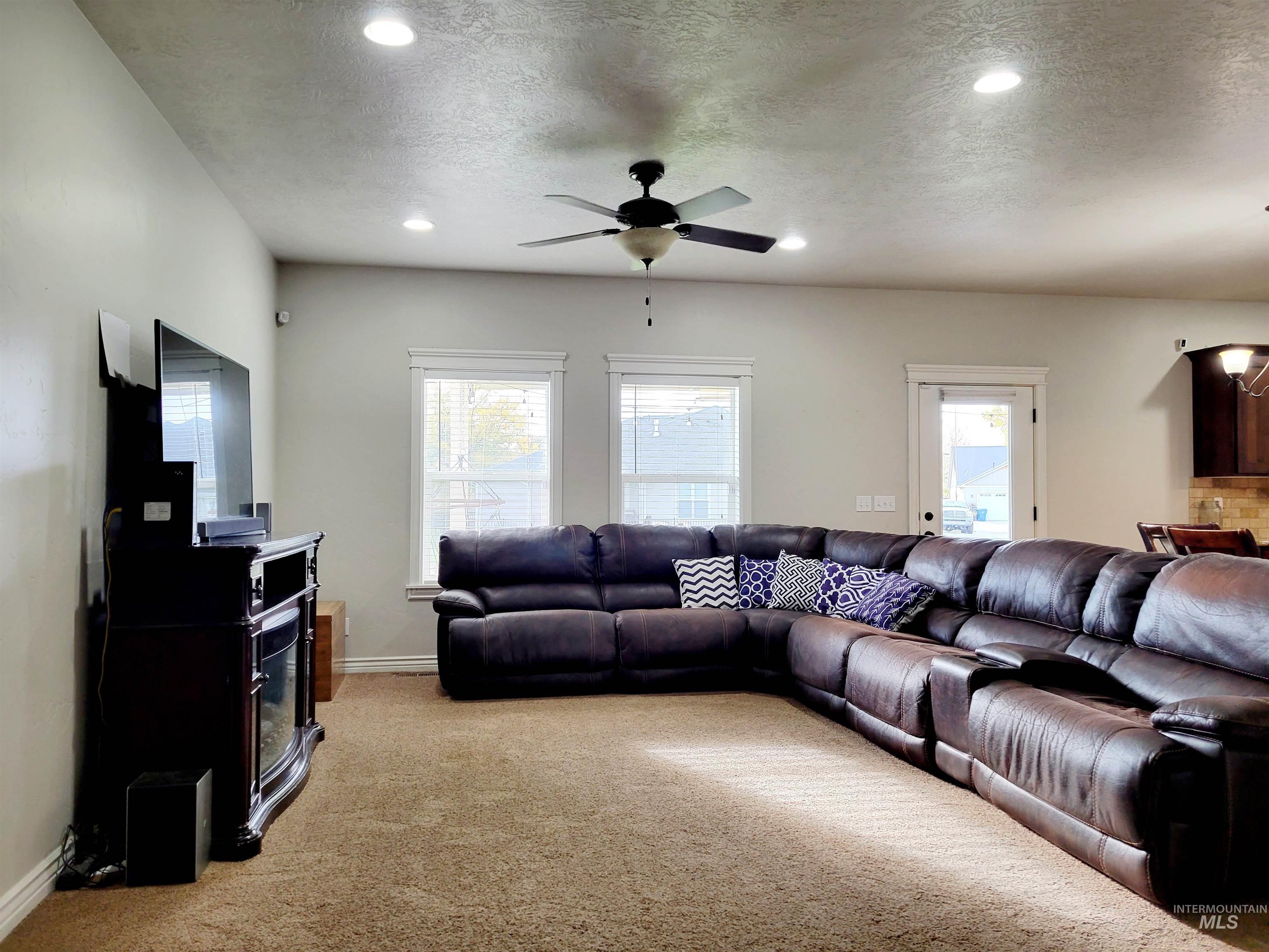 637 Syringa Springs Dr Property Photo 4