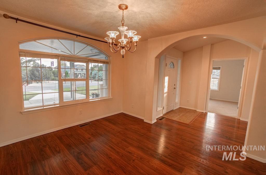 611 Pioneer Mountain Loop #a Property Photo 5