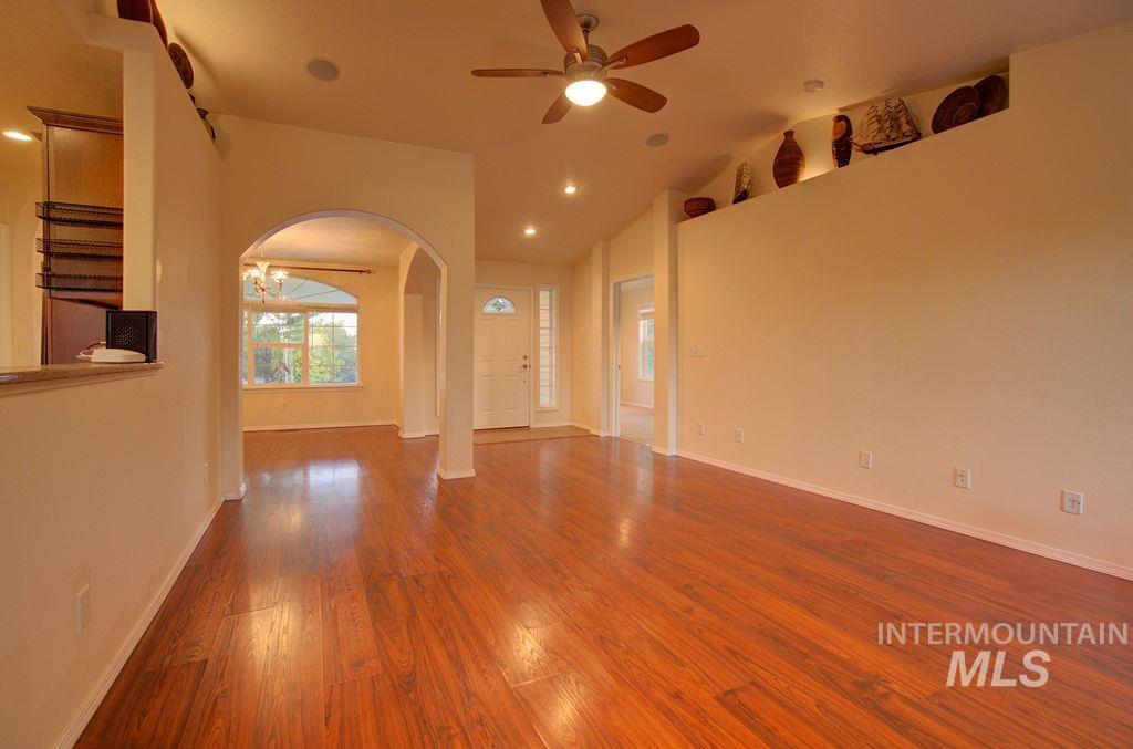 611 Pioneer Mountain Loop #a Property Photo 6