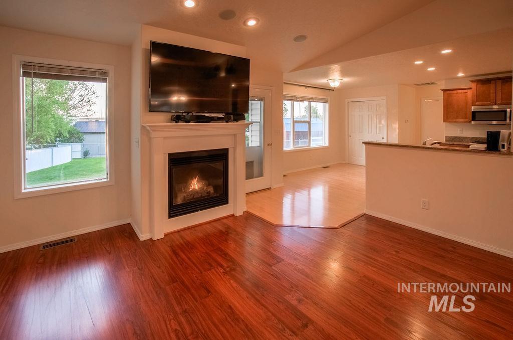 611 Pioneer Mountain Loop #a Property Photo 8