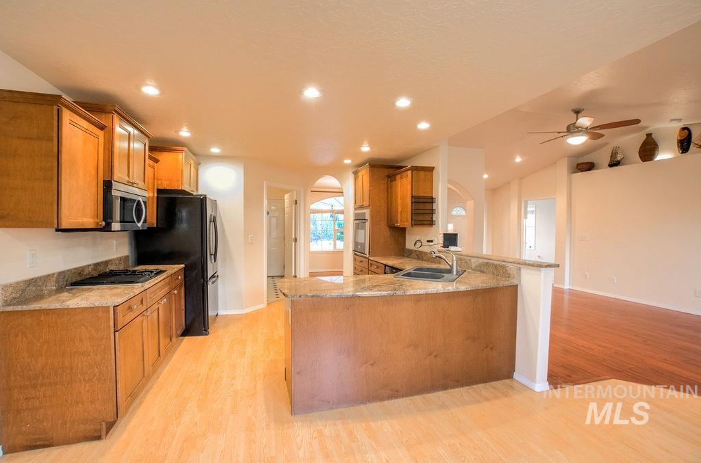 611 Pioneer Mountain Loop #a Property Photo 12