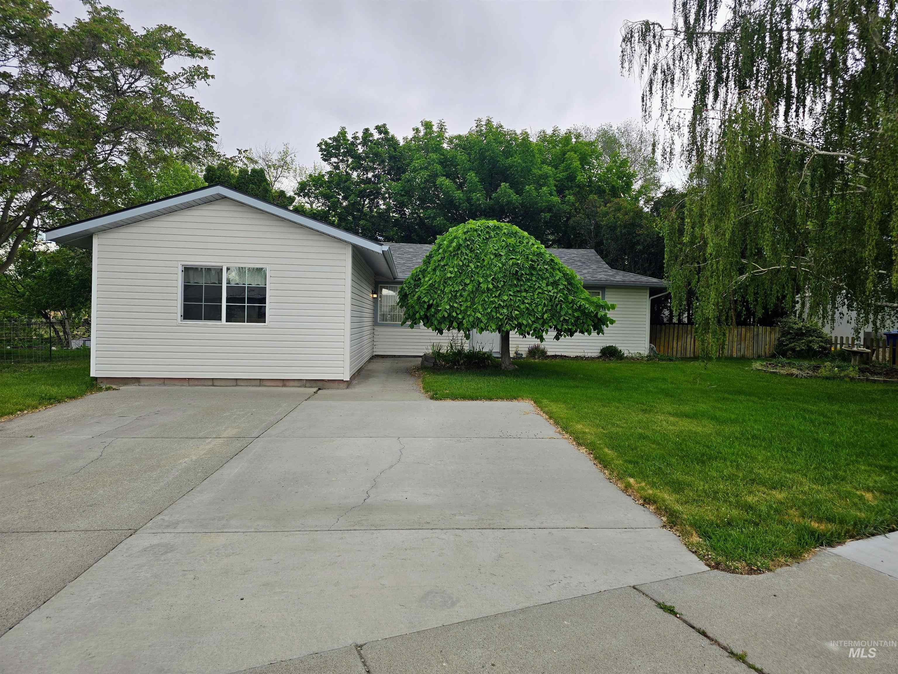 716 6th Ave E Property Photo 1
