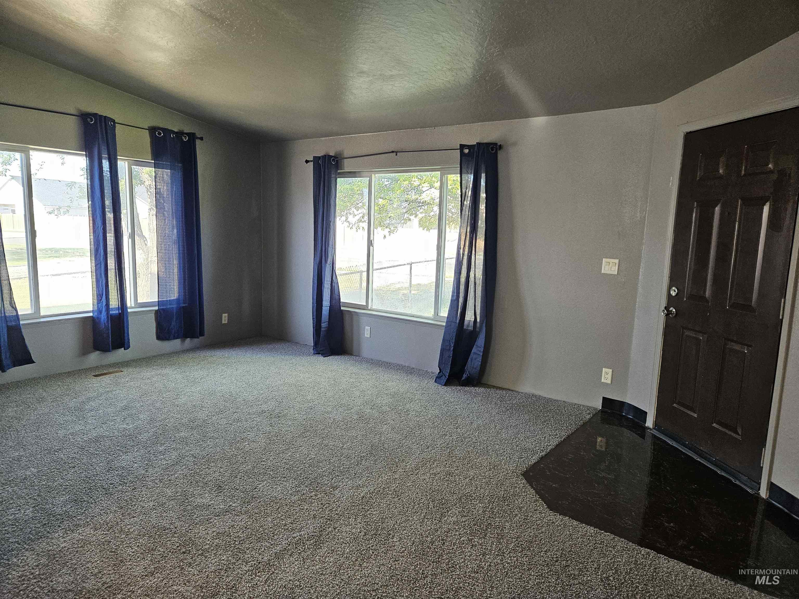 895 Robbins Ave Property Photo 6