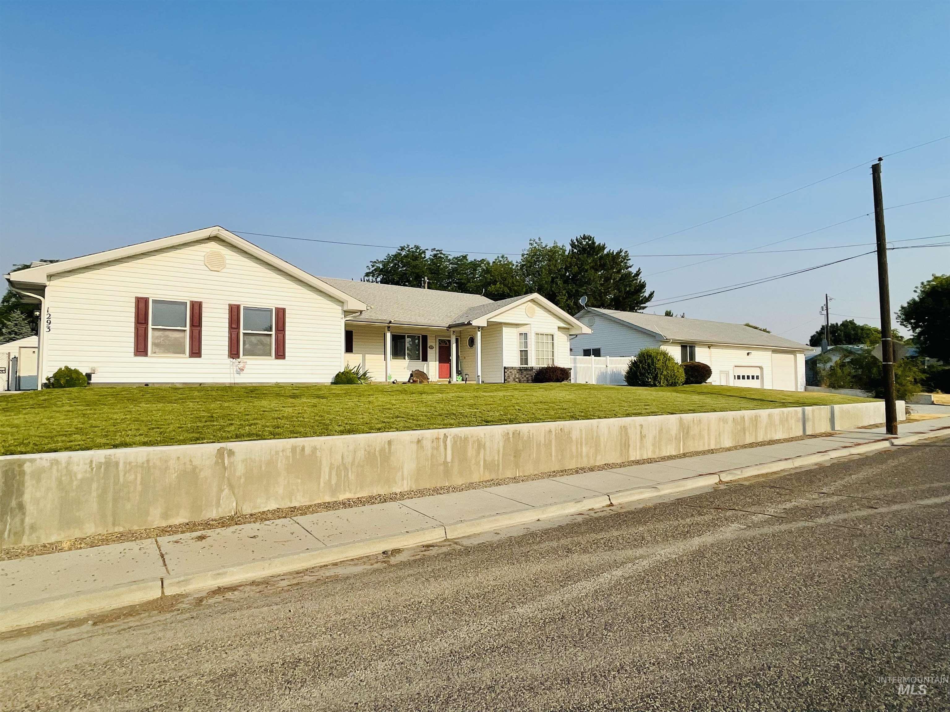 1293 Alameda Dr. Property Photo 1