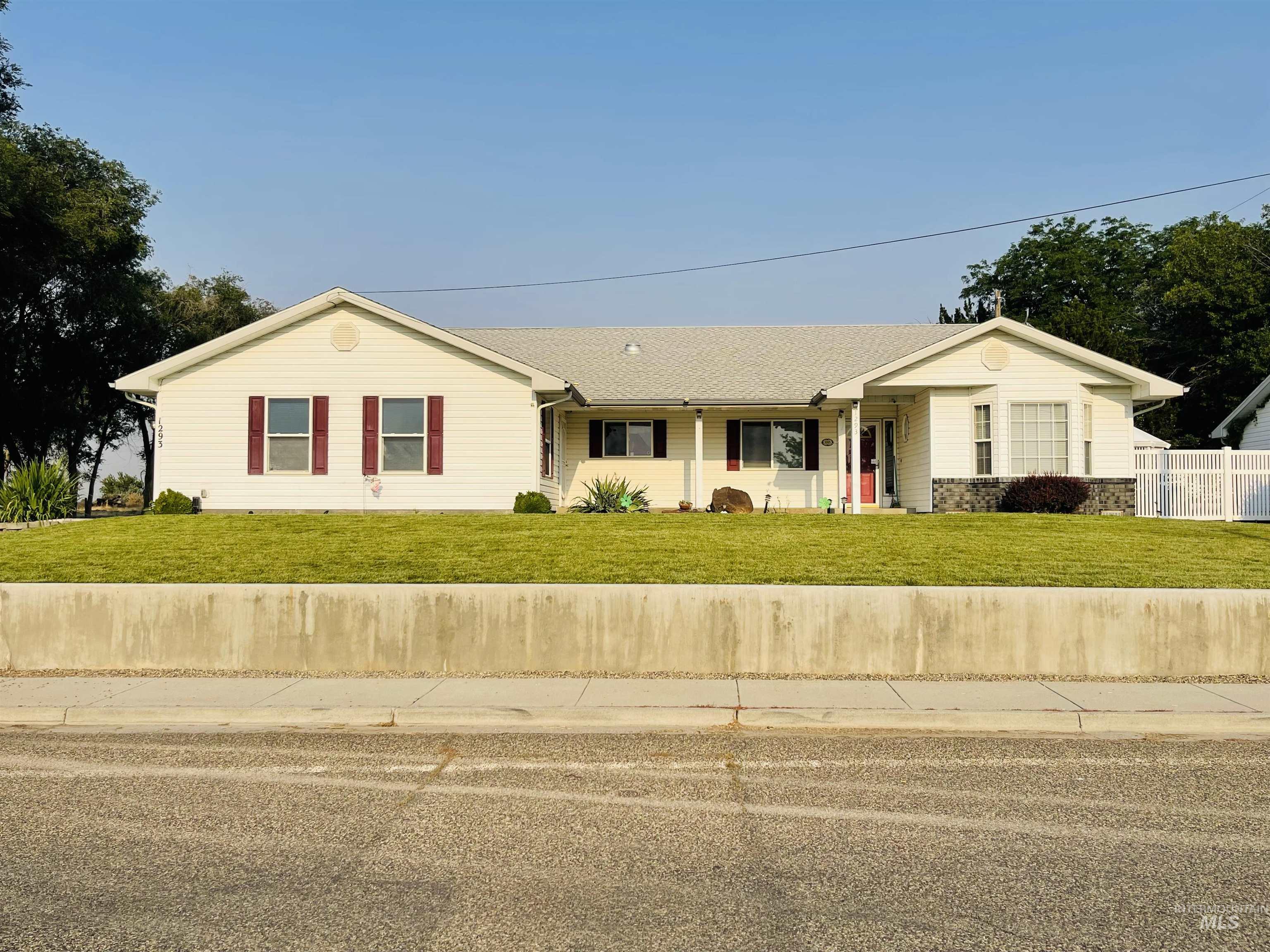 1293 Alameda Dr. Property Photo 2