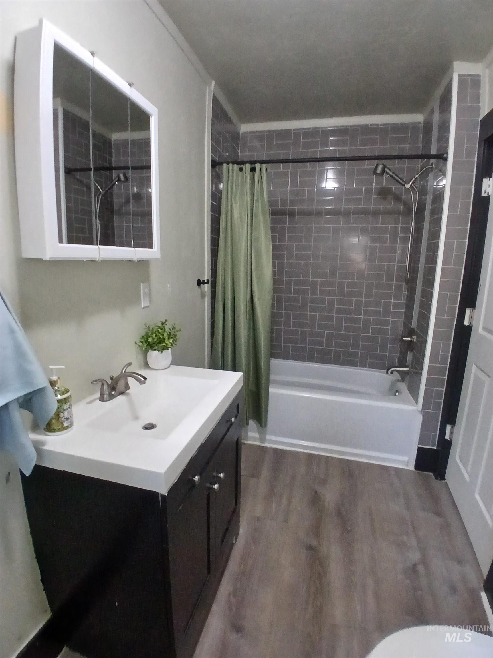 428 N Wardwell Ave Property Photo 6
