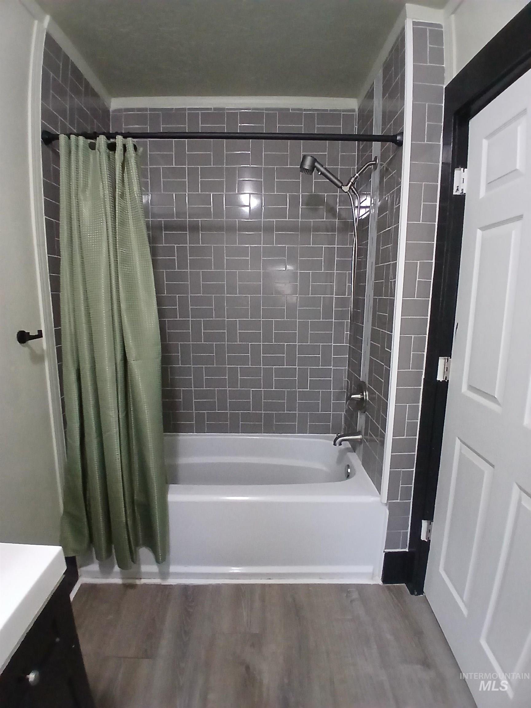 428 N Wardwell Ave Property Photo 9