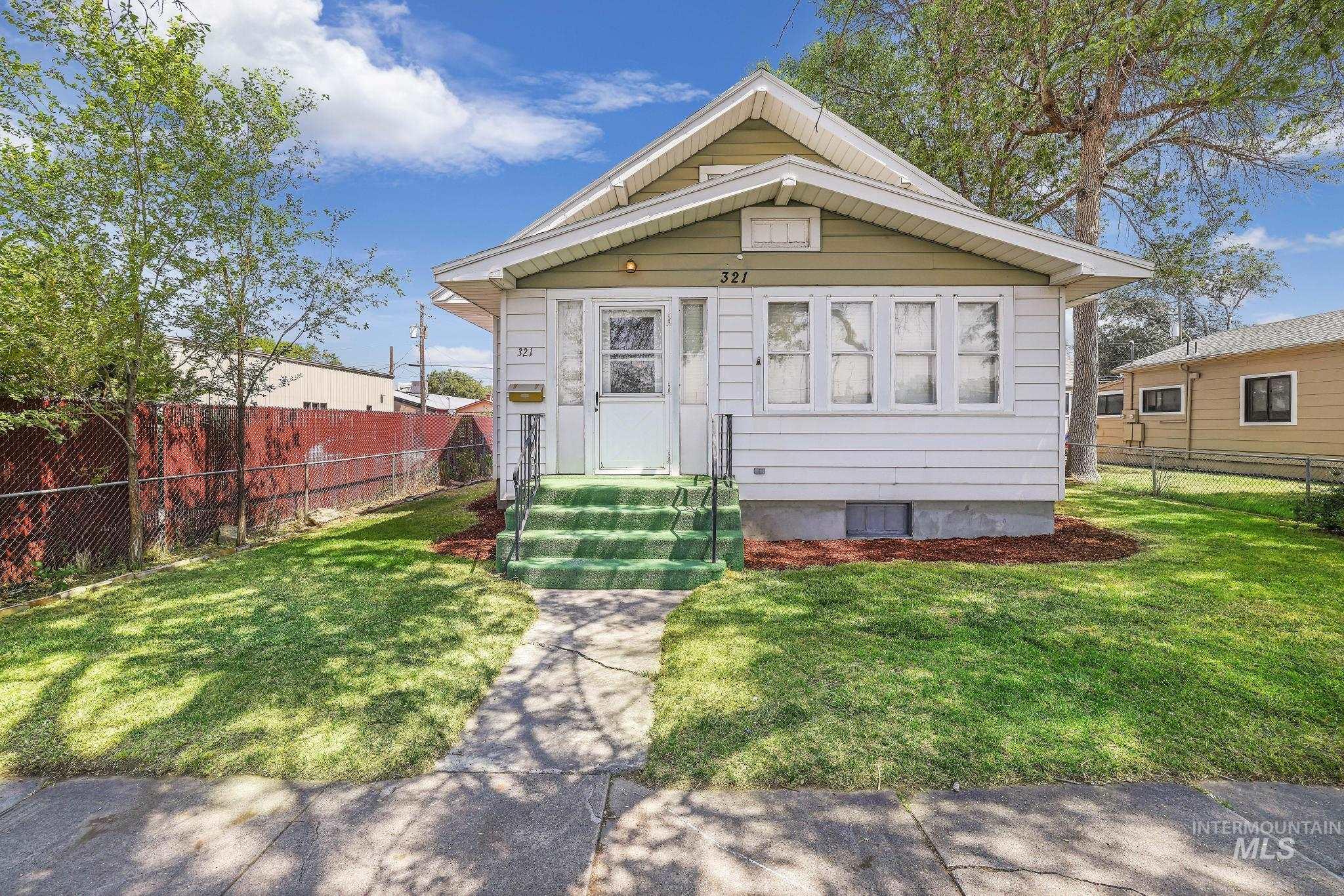 321 3rd Ave E Property Photo 1