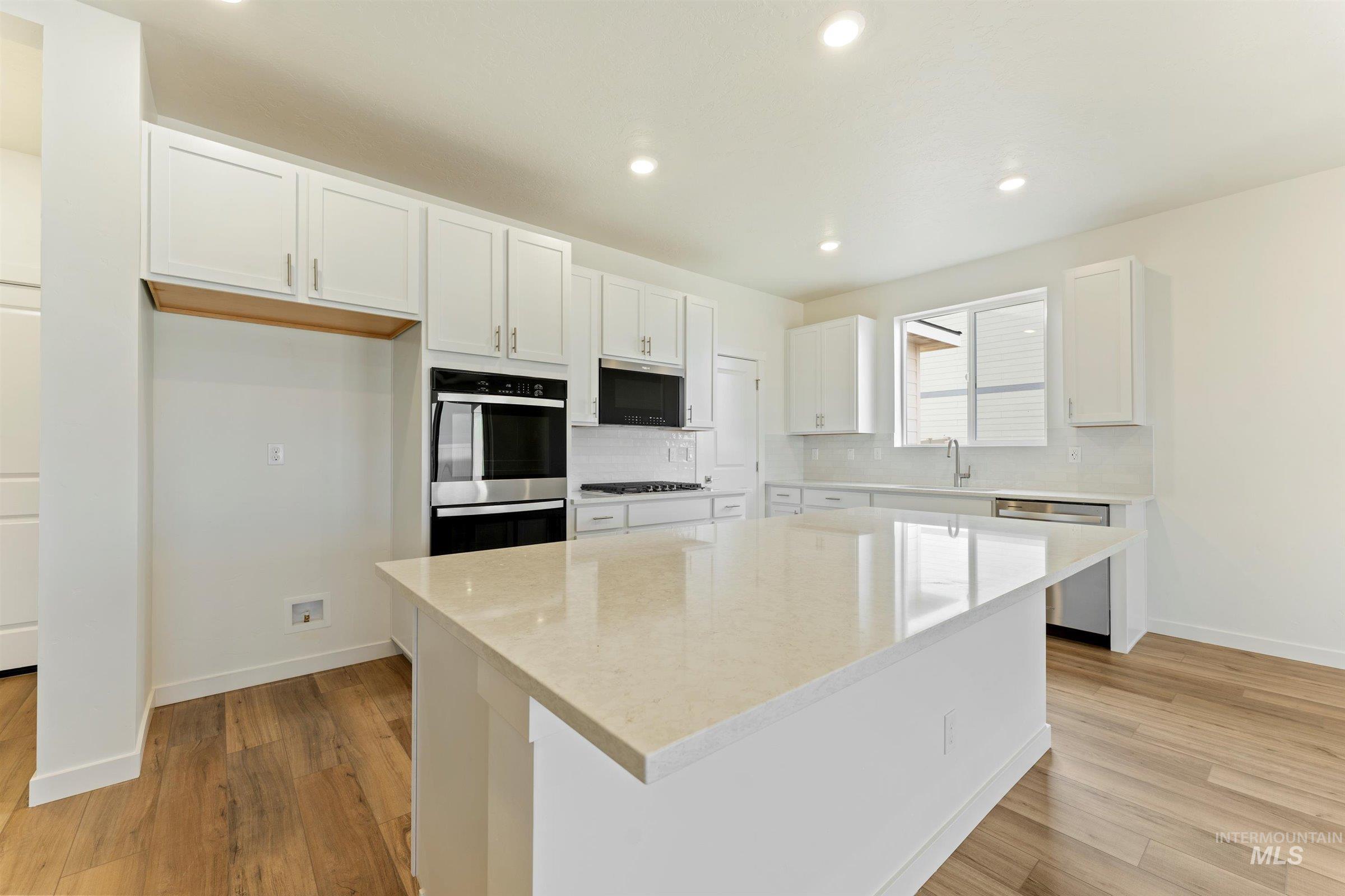 11176 Overhang St Property Photo 7