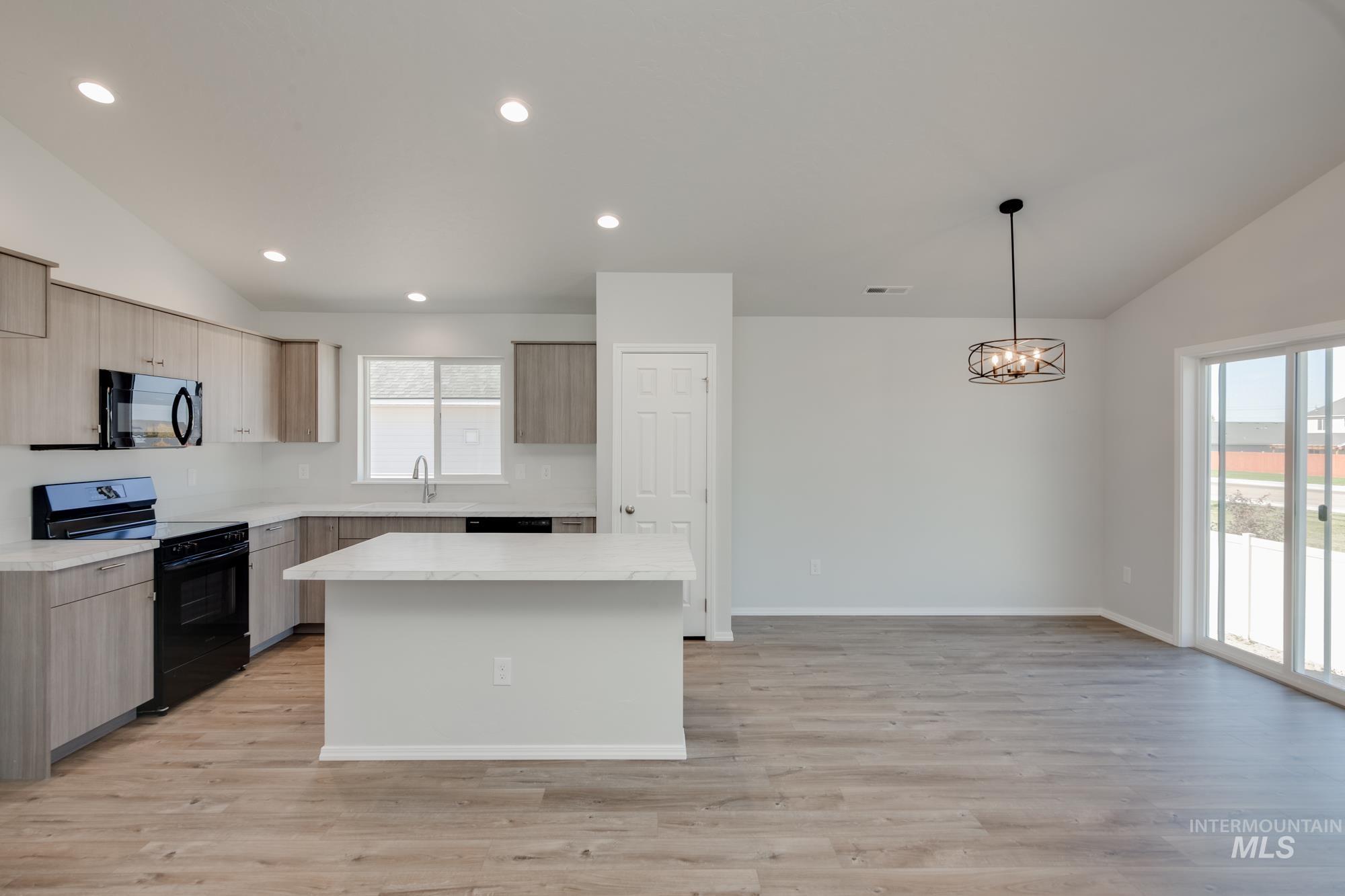 12898 Carkhill St Property Photo 4
