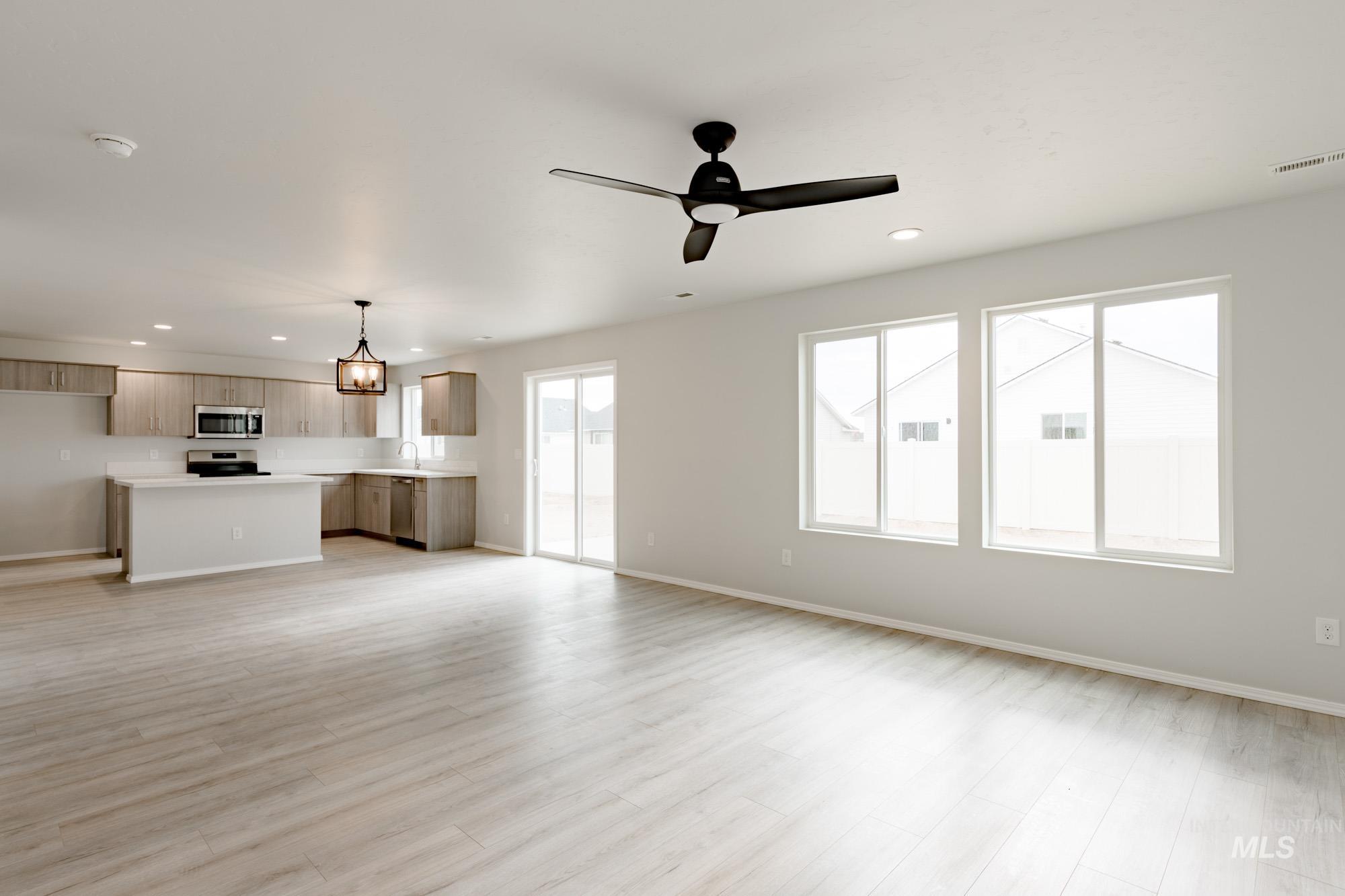 12929 Klamath Falls St Property Photo 4