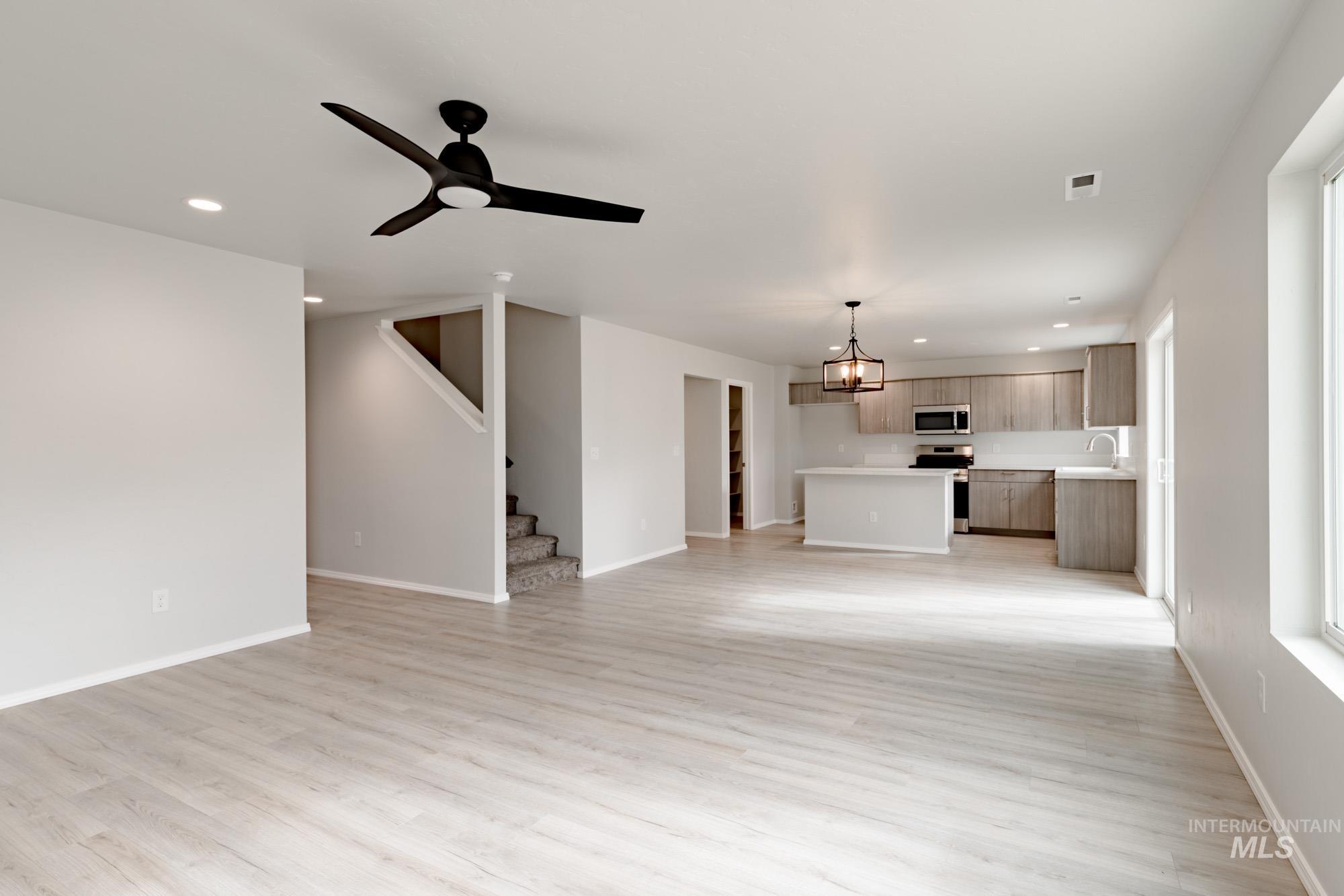 12929 Klamath Falls St Property Photo 5