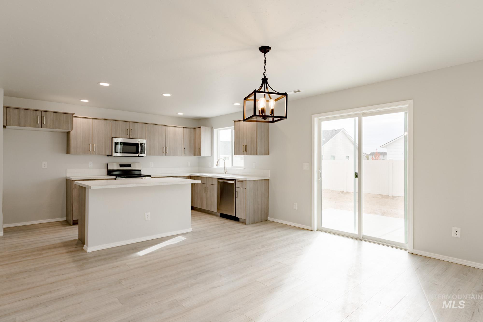 12929 Klamath Falls St Property Photo 6