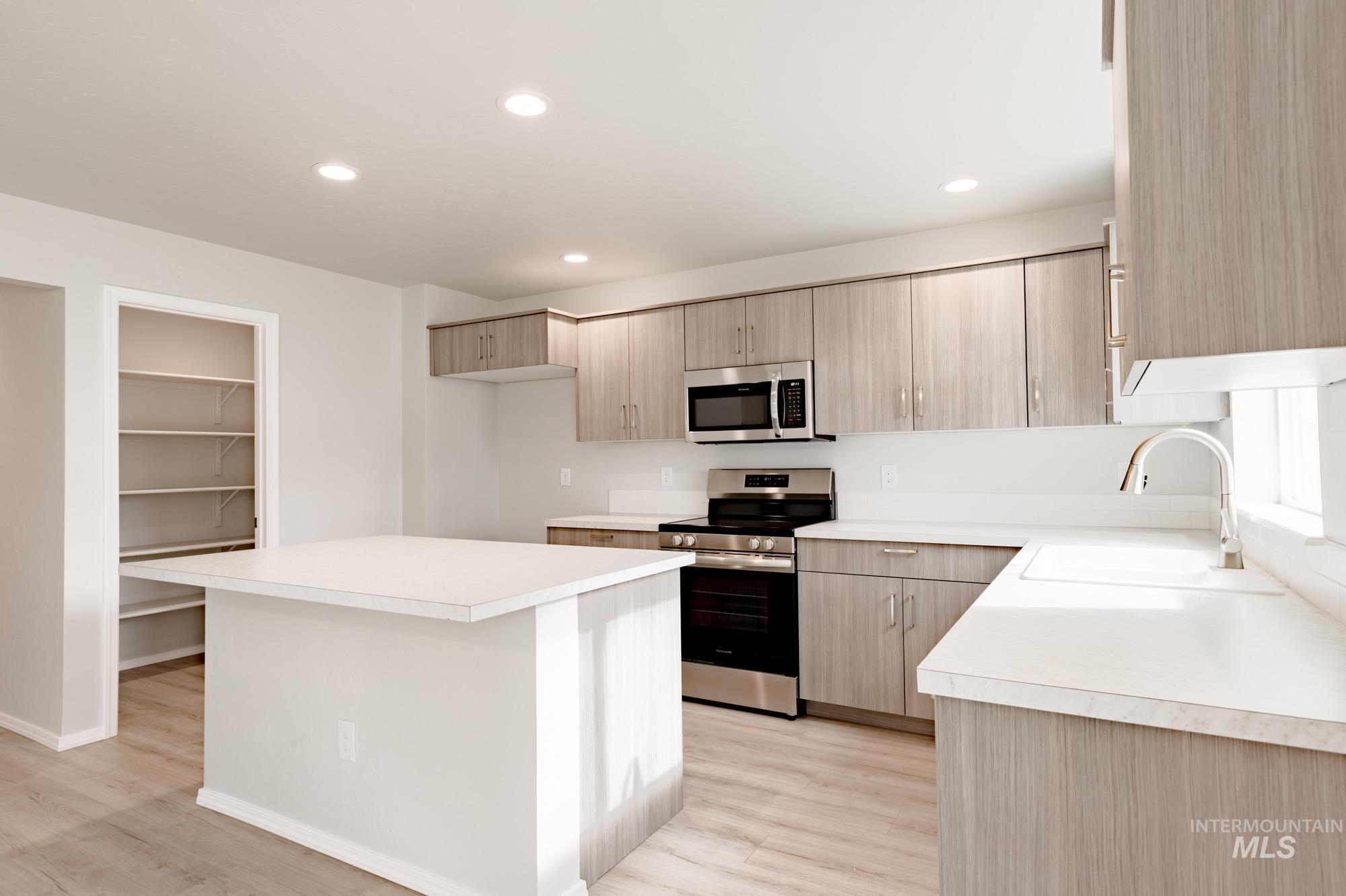 12929 Klamath Falls St Property Photo 8