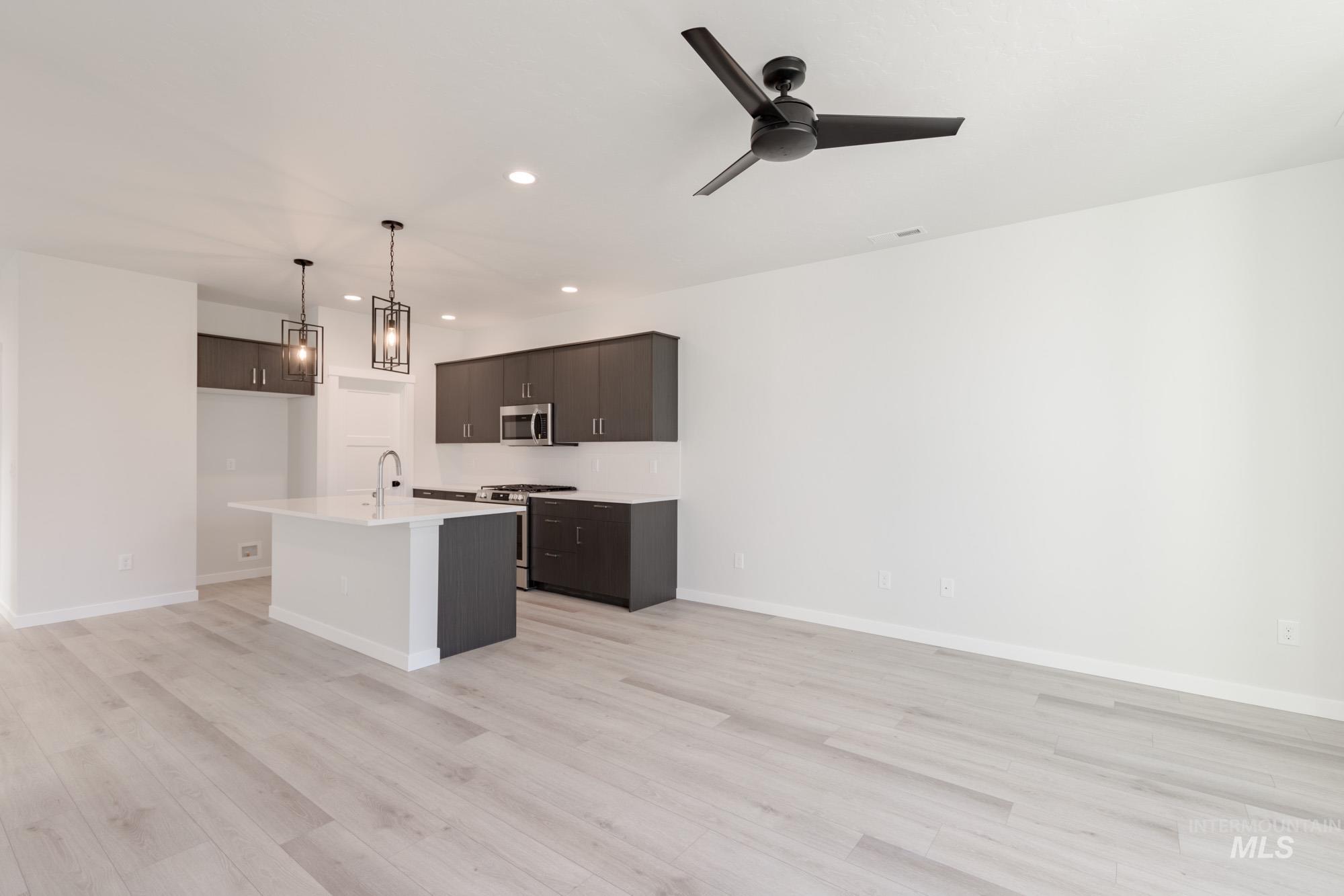 6922 S Cheyenne Ave Property Photo 2