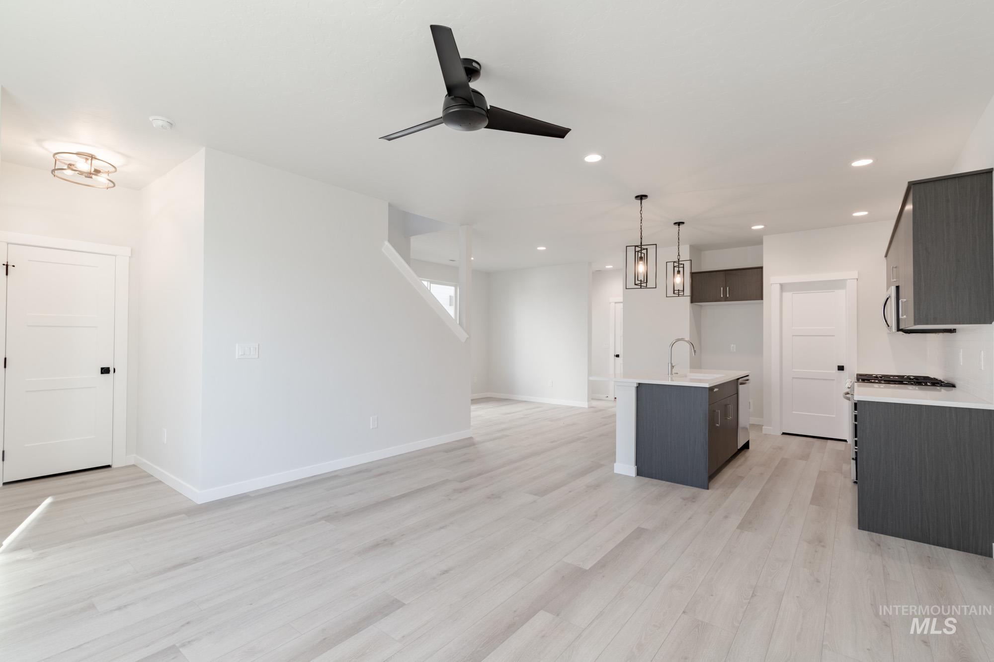 6922 S Cheyenne Ave Property Photo 3