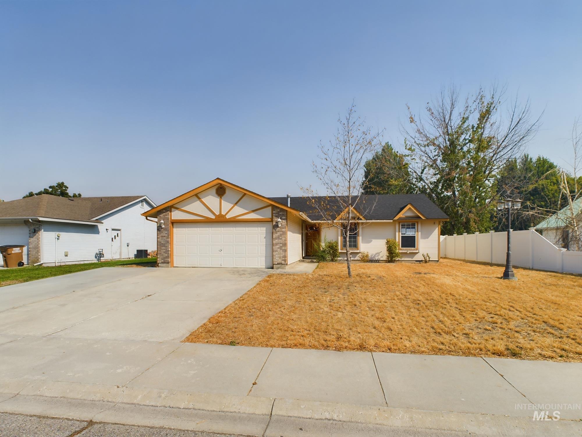 1090 E Park St Property Photo 1