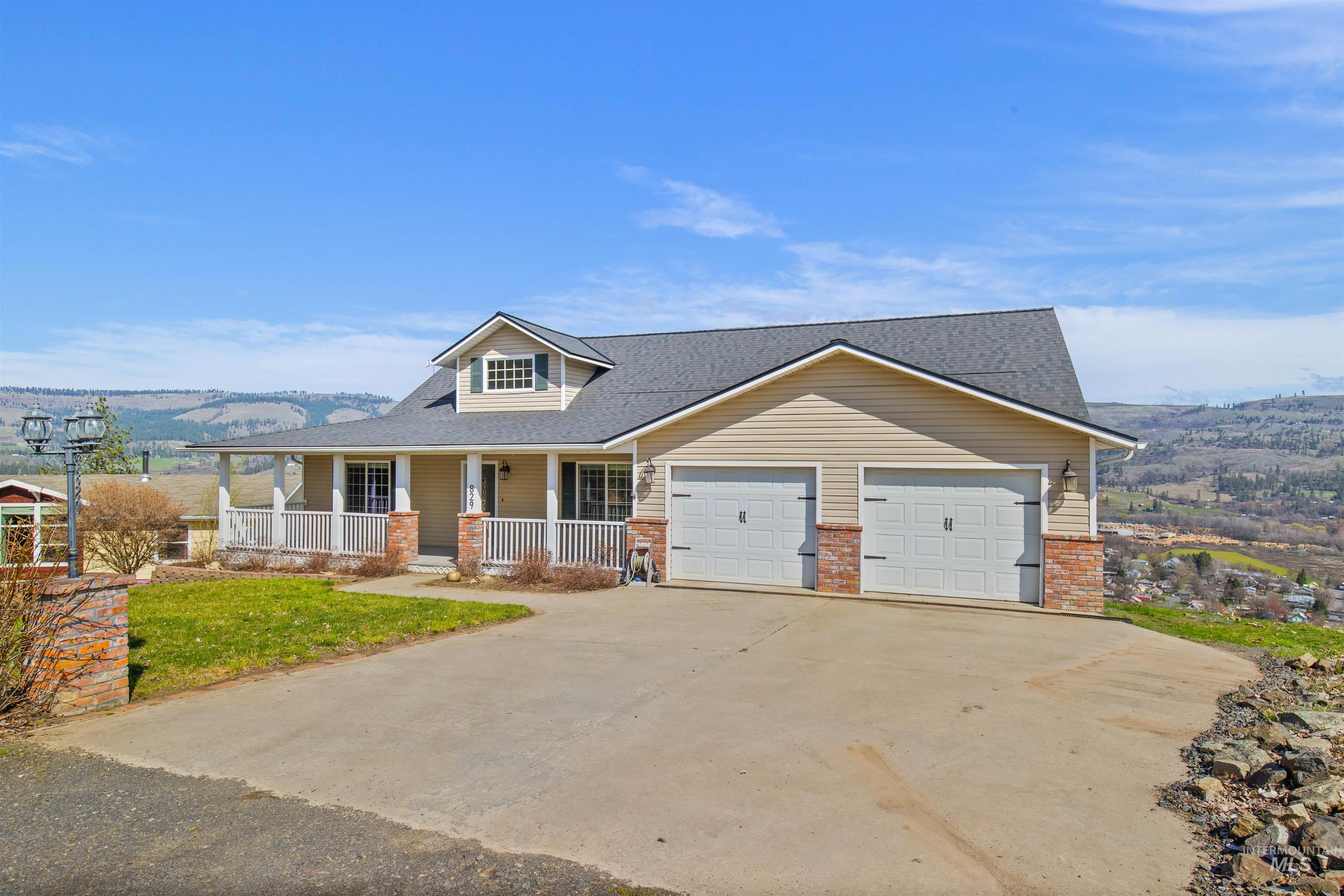 829 Crest Drive Property Photo