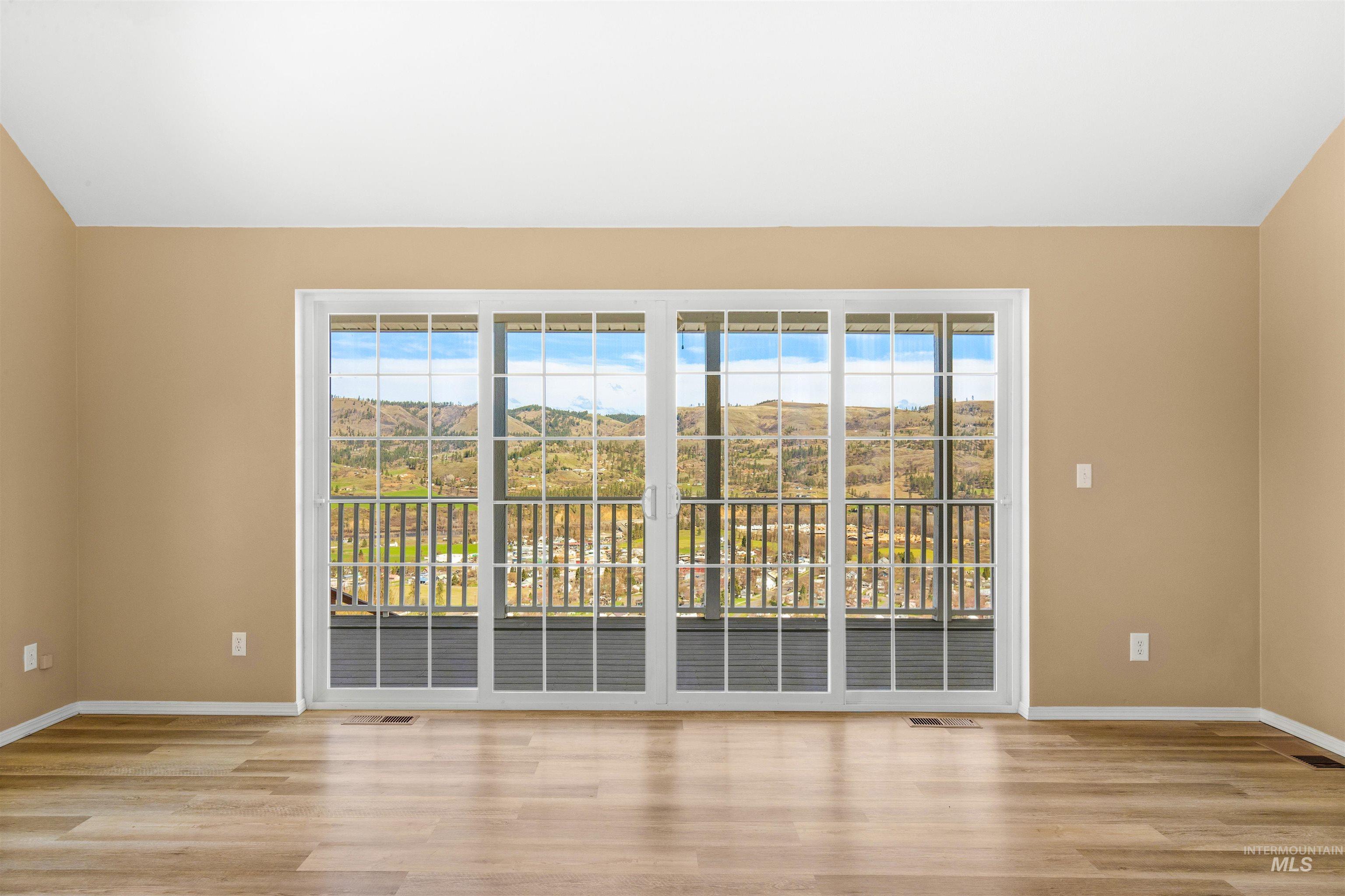 829 Crest Drive Property Photo 15