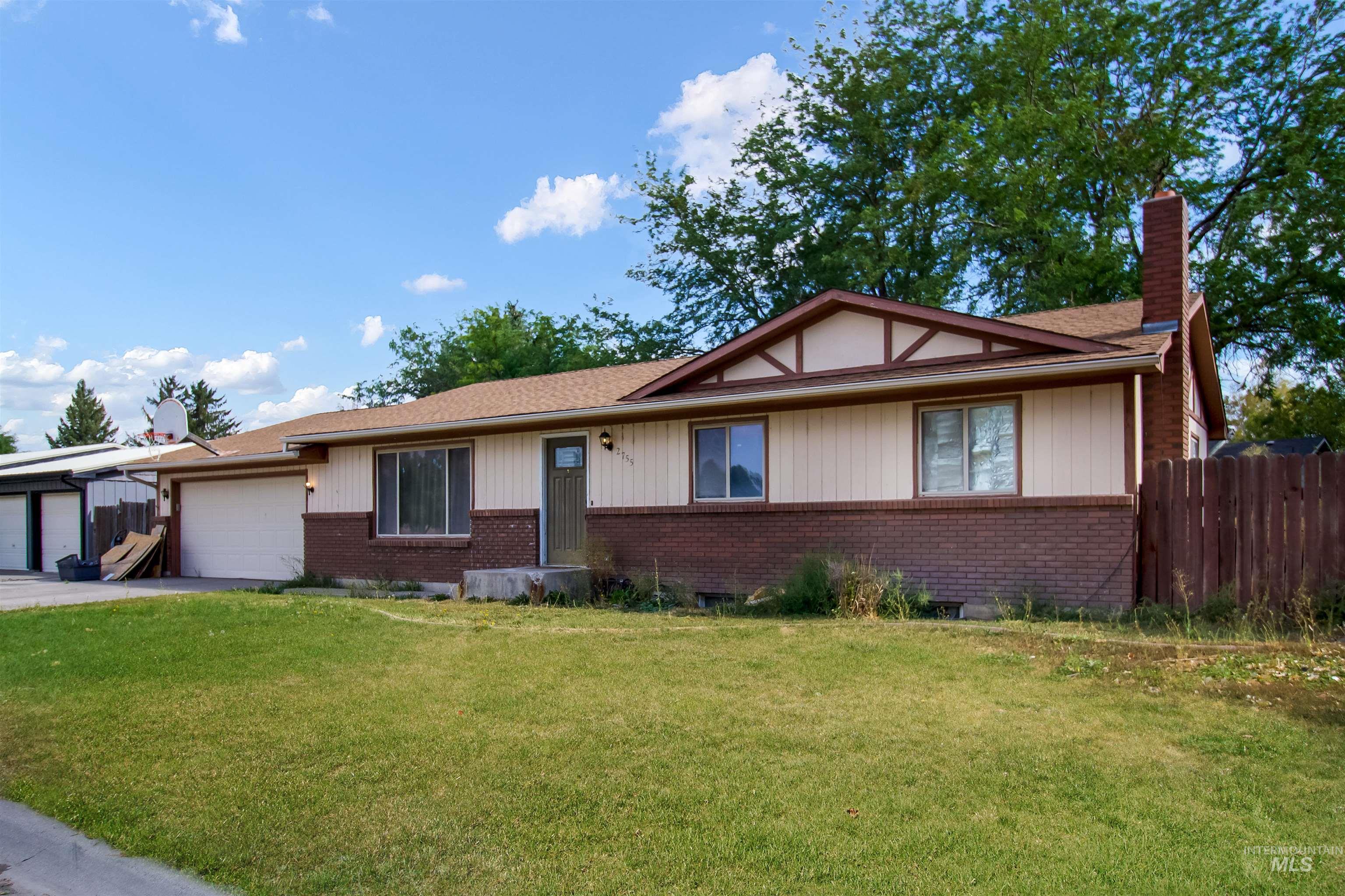 2755 Fairmont Dr. Property Photo 2