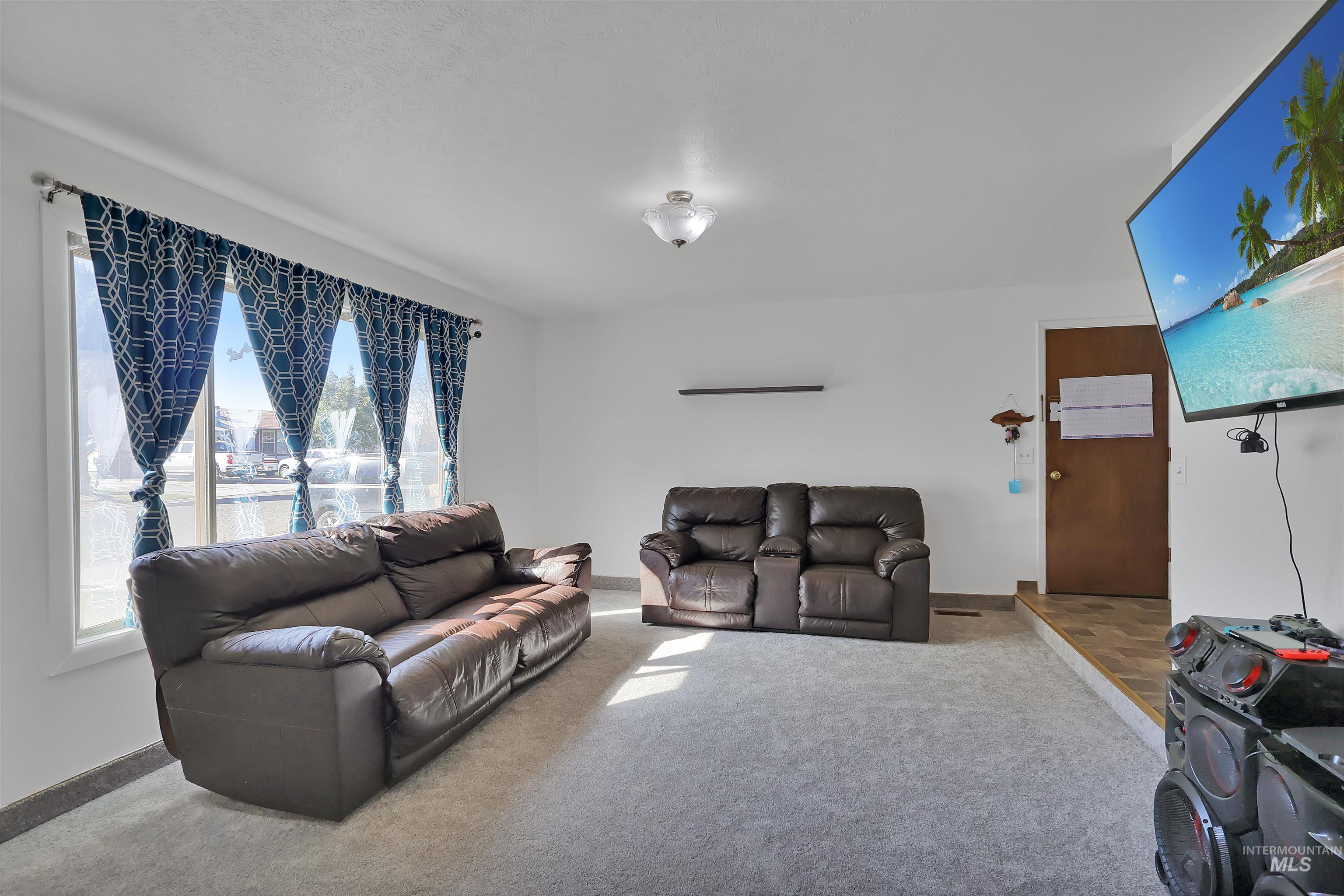 2755 Fairmont Dr. Property Photo 4