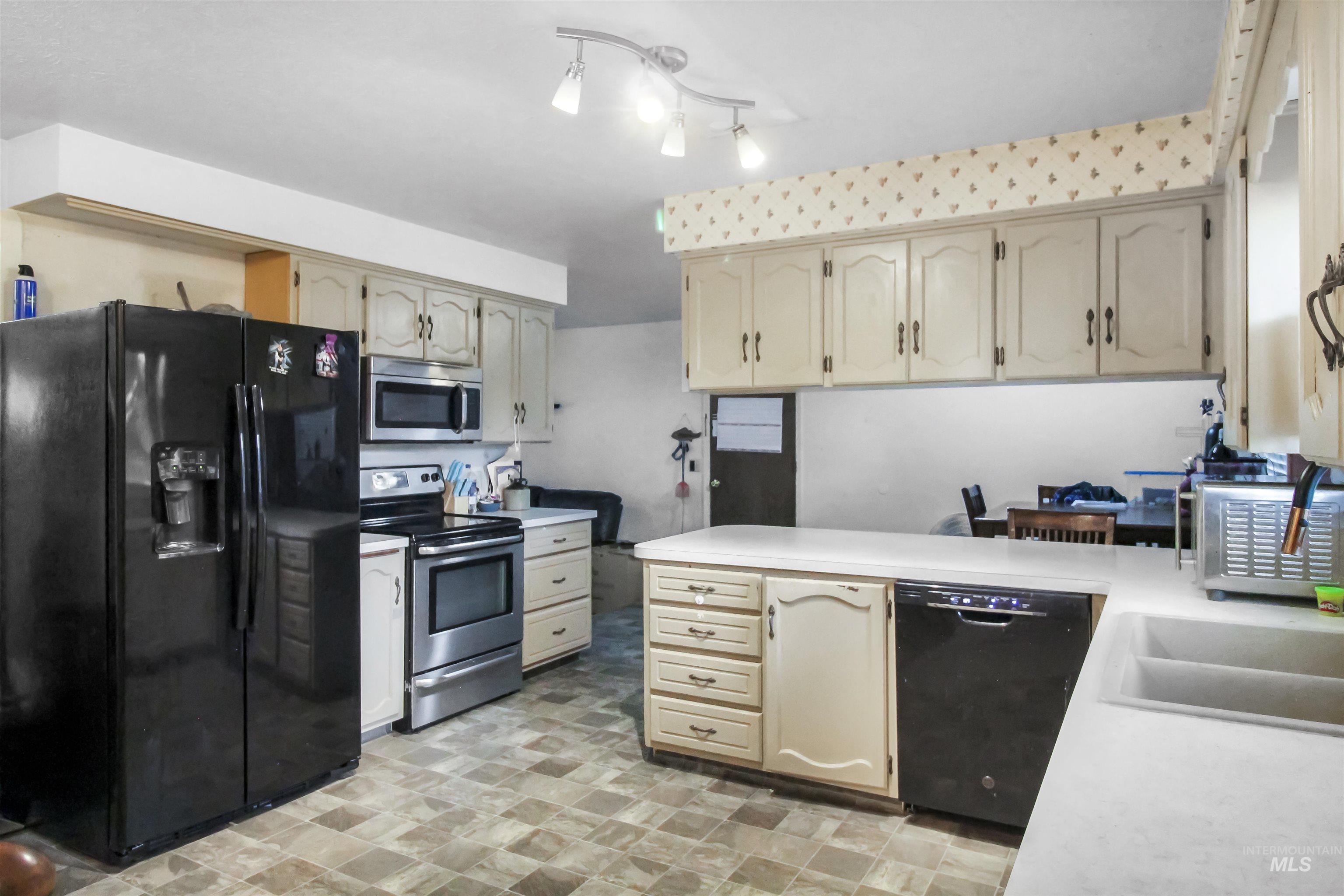 2755 Fairmont Dr. Property Photo 6
