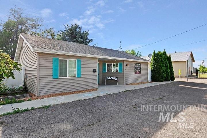 413 Main St S Property Photo