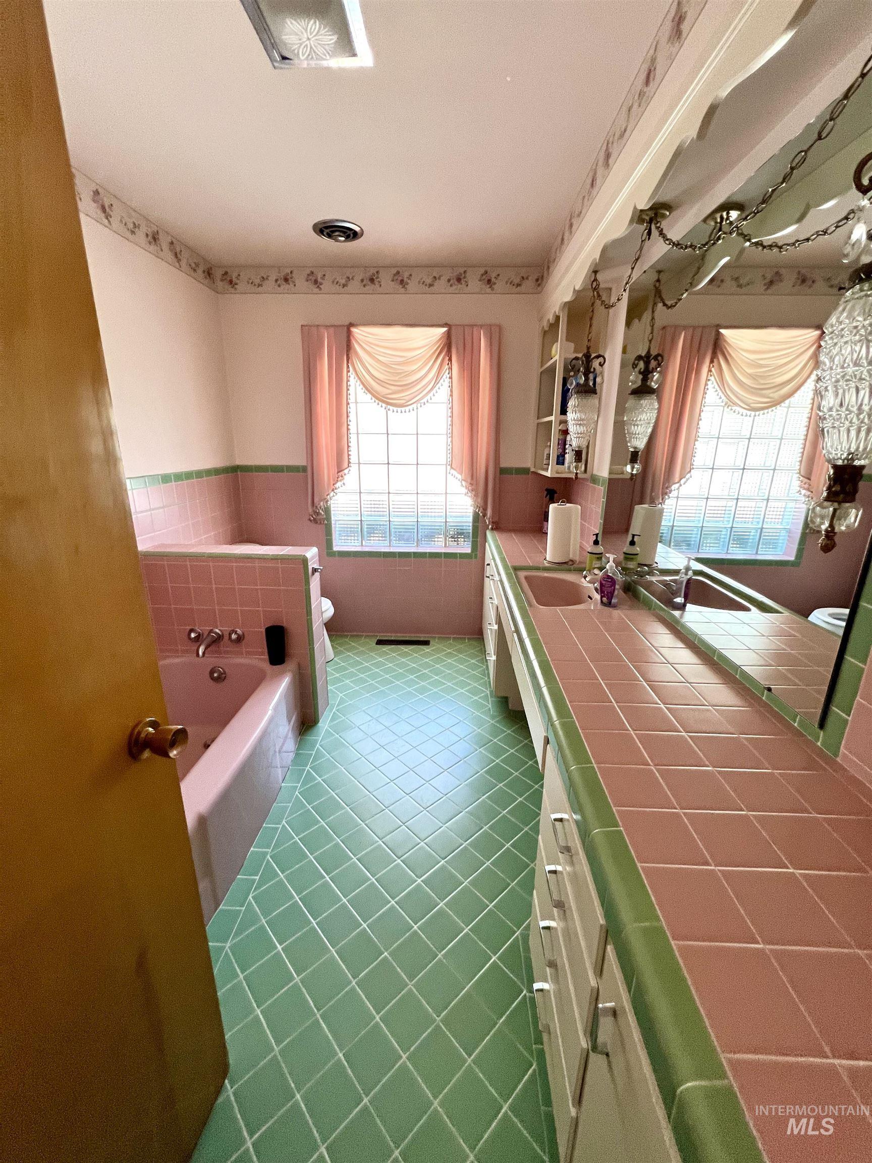 2240 Overland Ave Property Photo 12