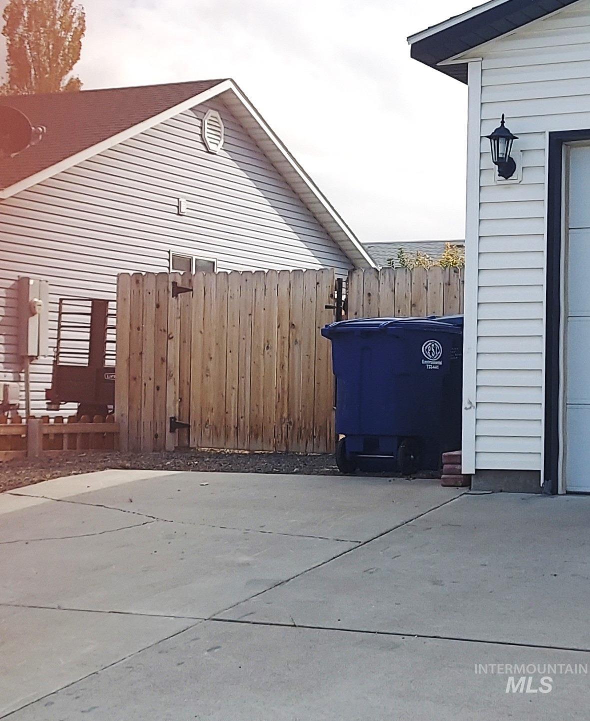 651 S Harrison Street Property Photo 8