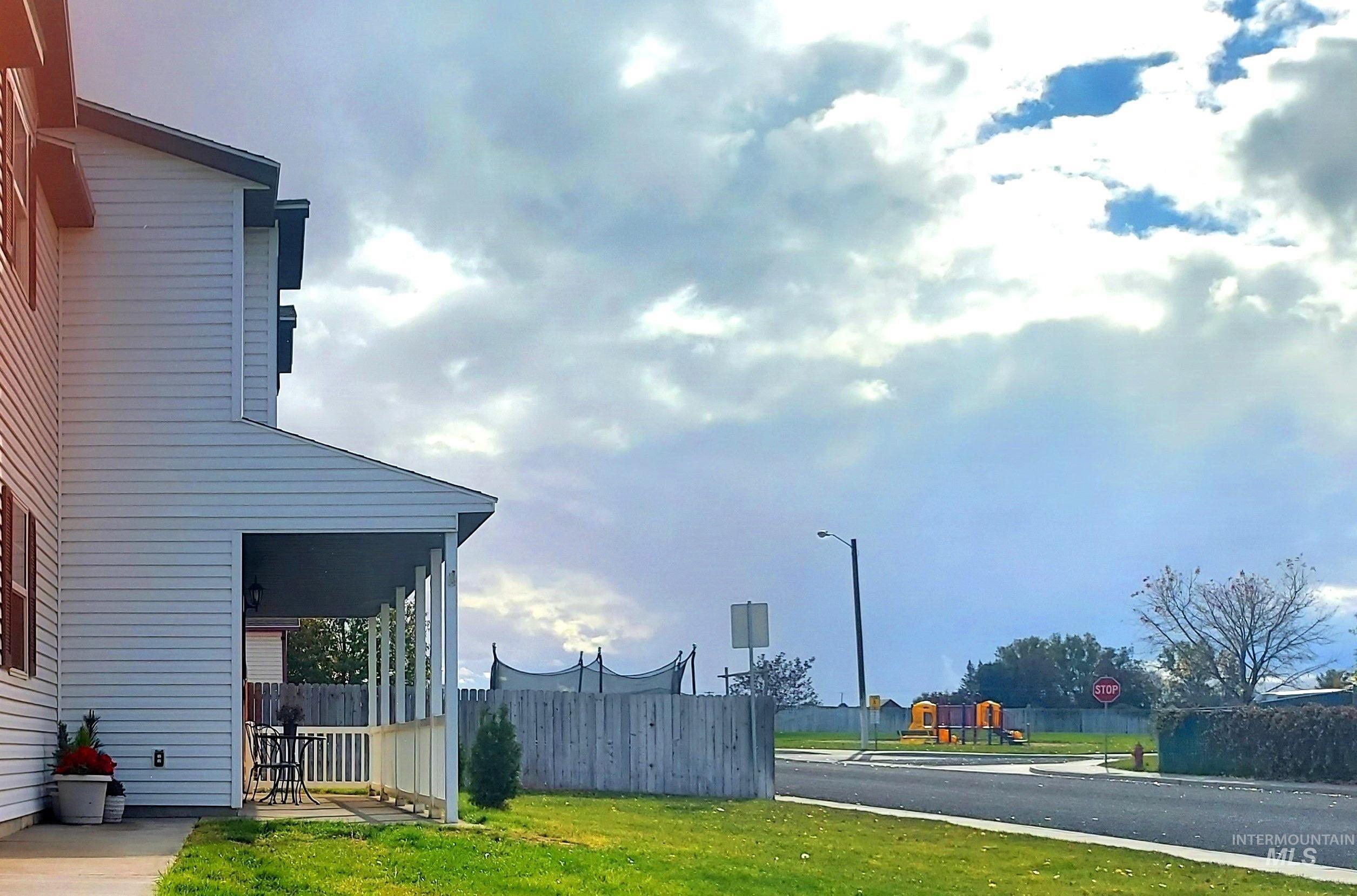 651 S Harrison Street Property Photo 18