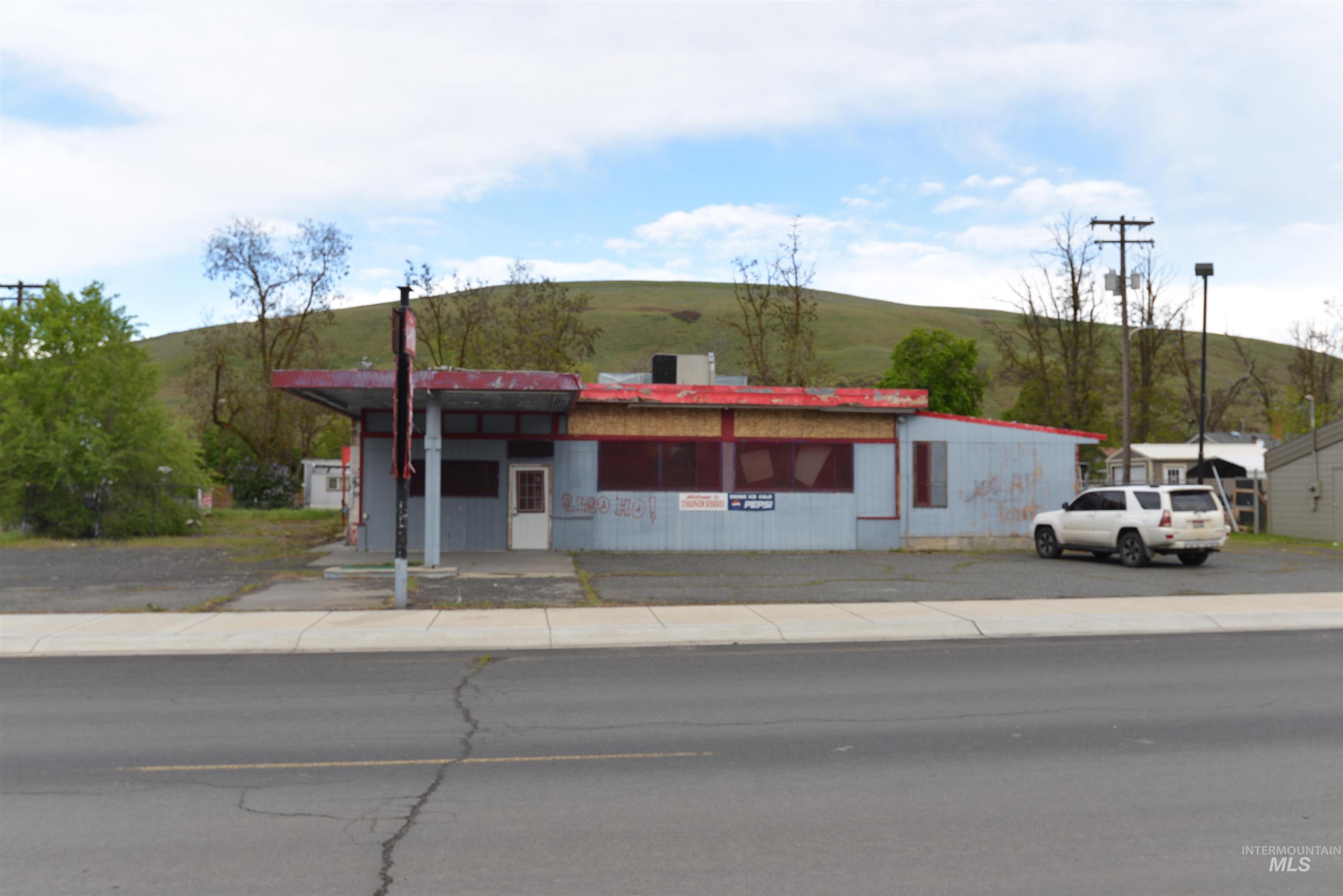 305 S Main Property Photo