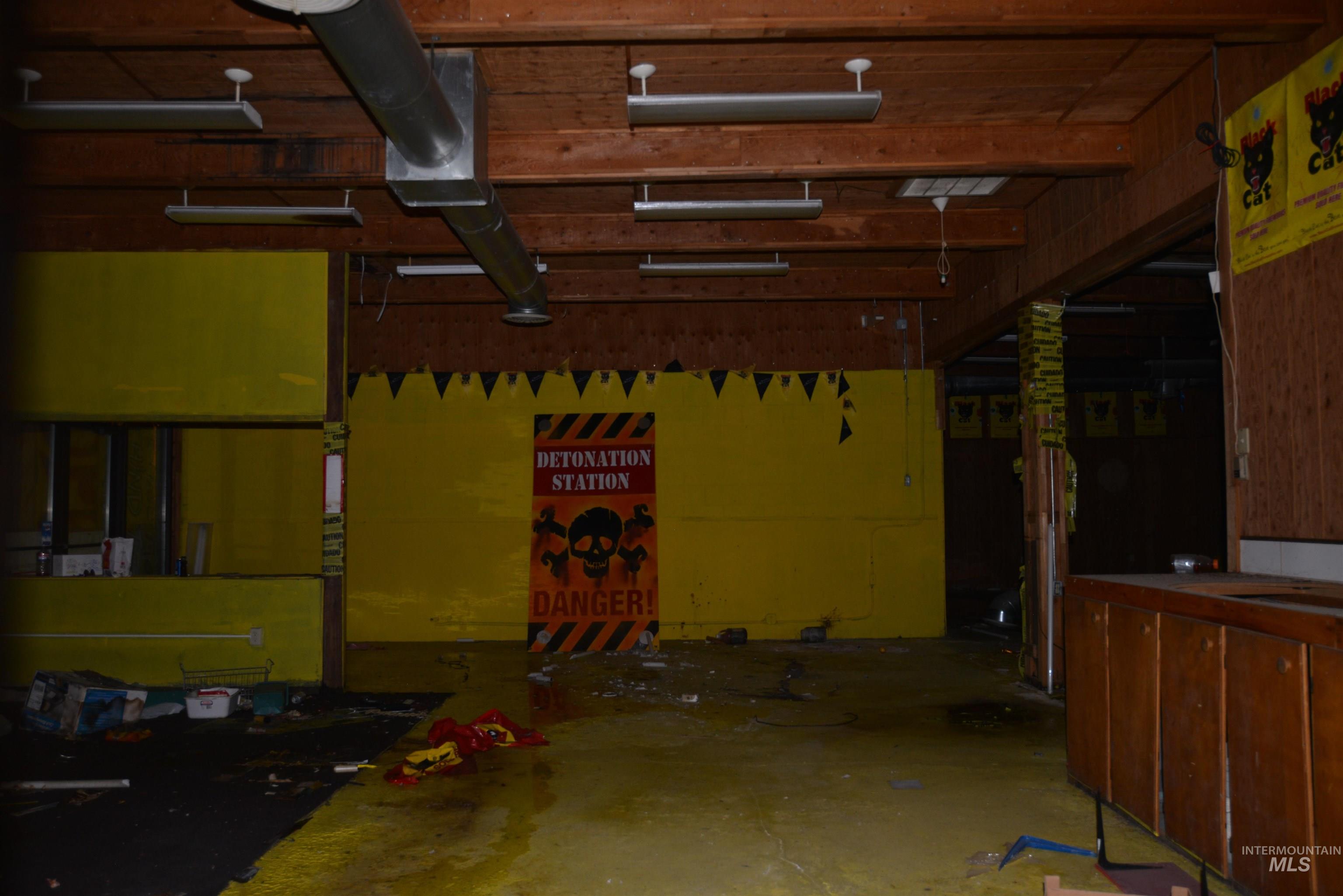 305 S Main Property Photo 5