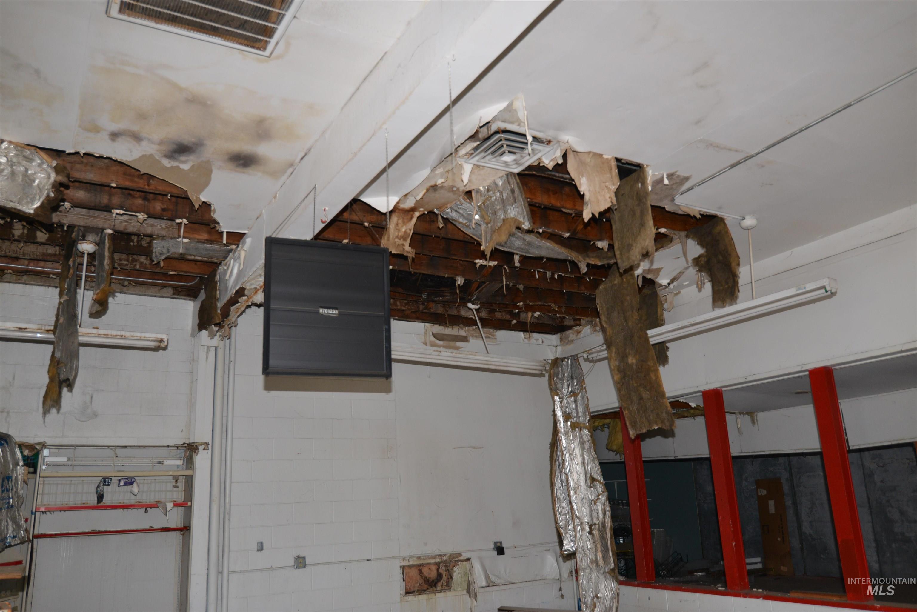 305 S Main Property Photo 11