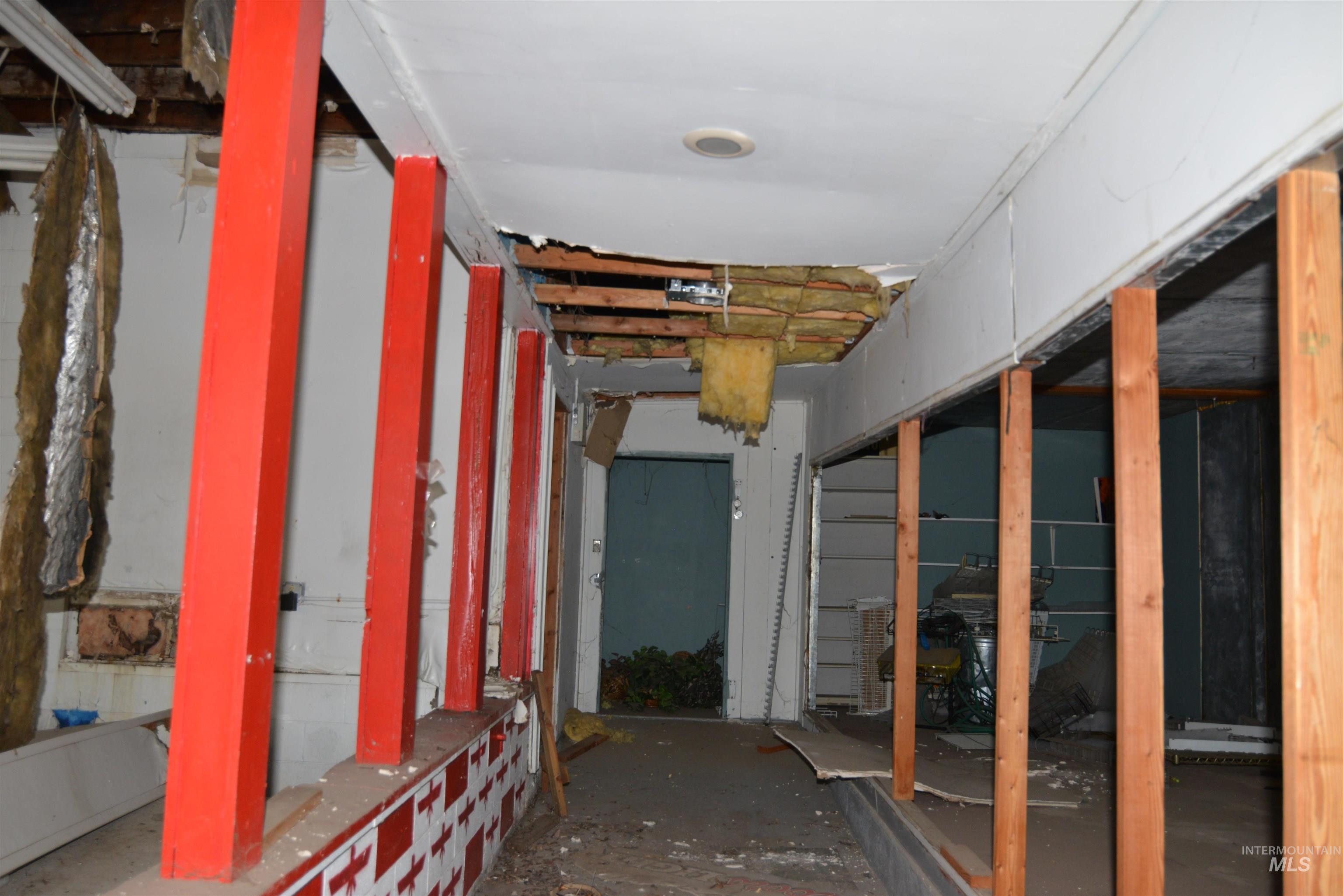 305 S Main Property Photo 13